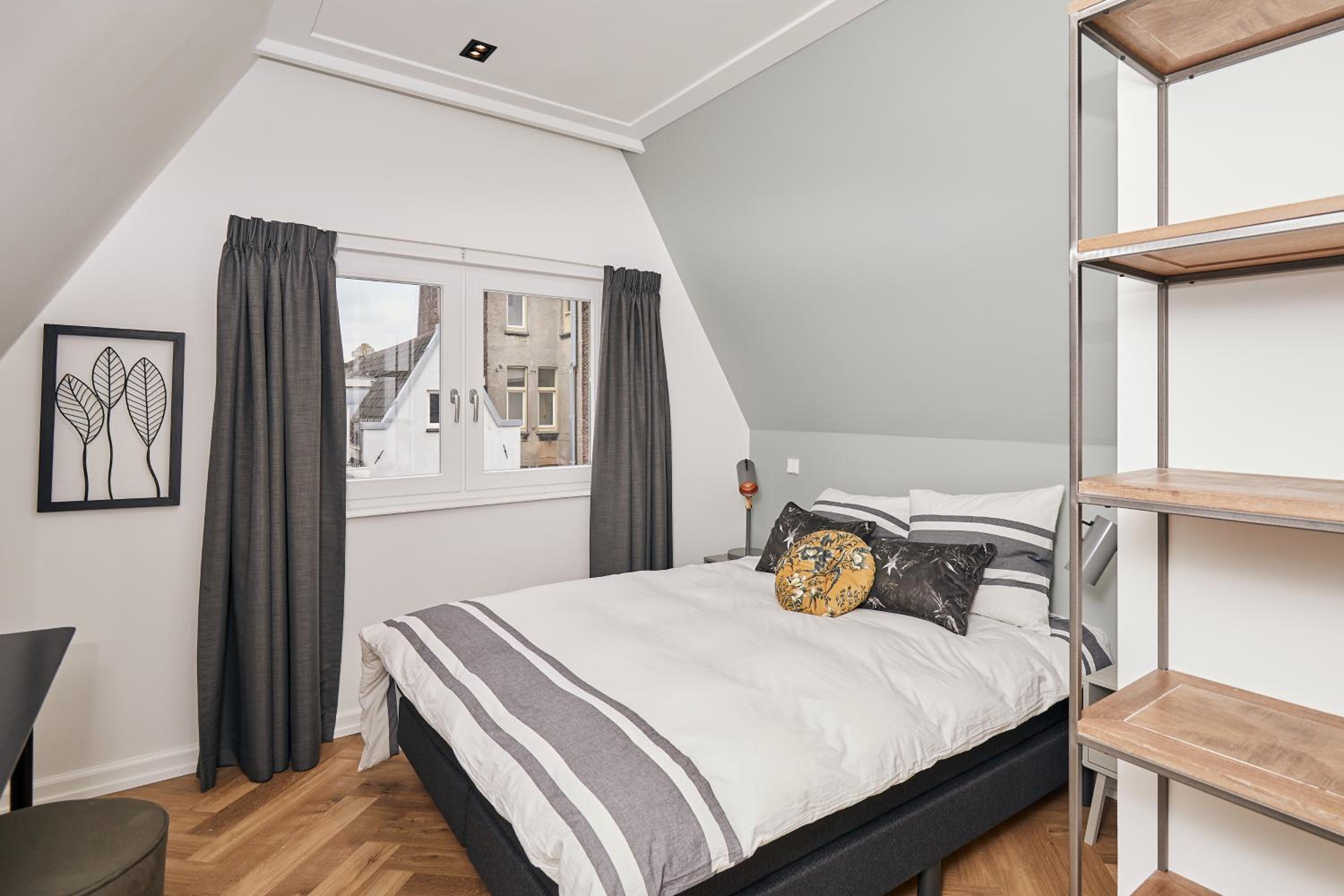 Damrak Short Stay Amsterdam