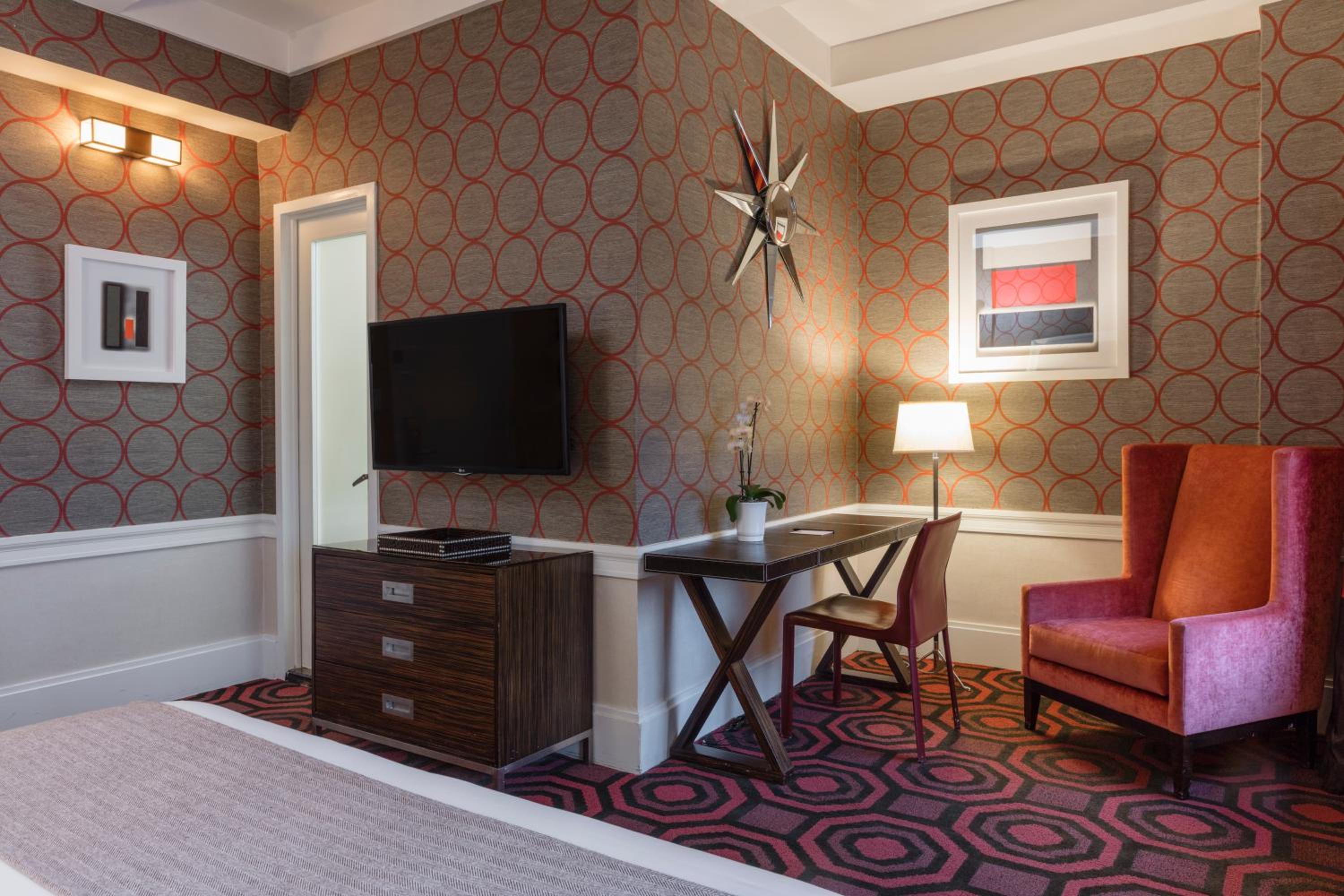 Empire Hotel 44