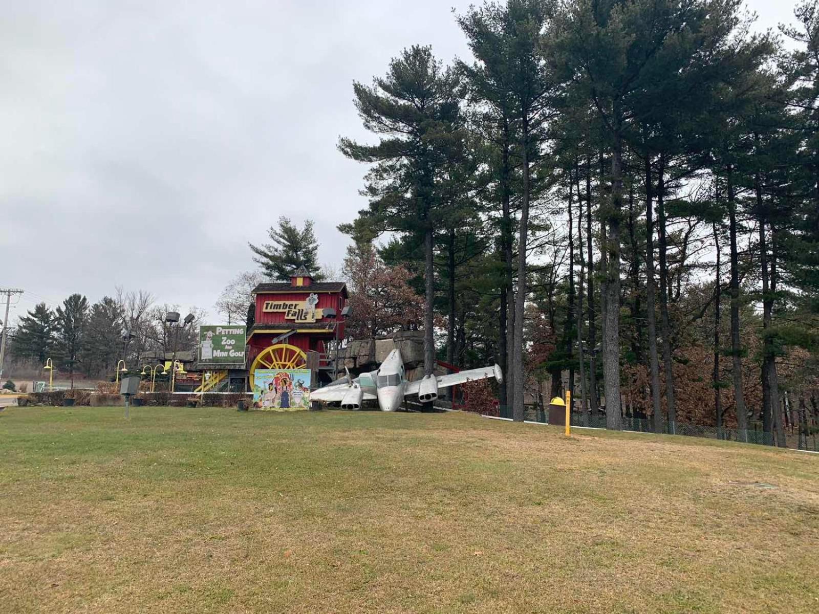 Colonial motel