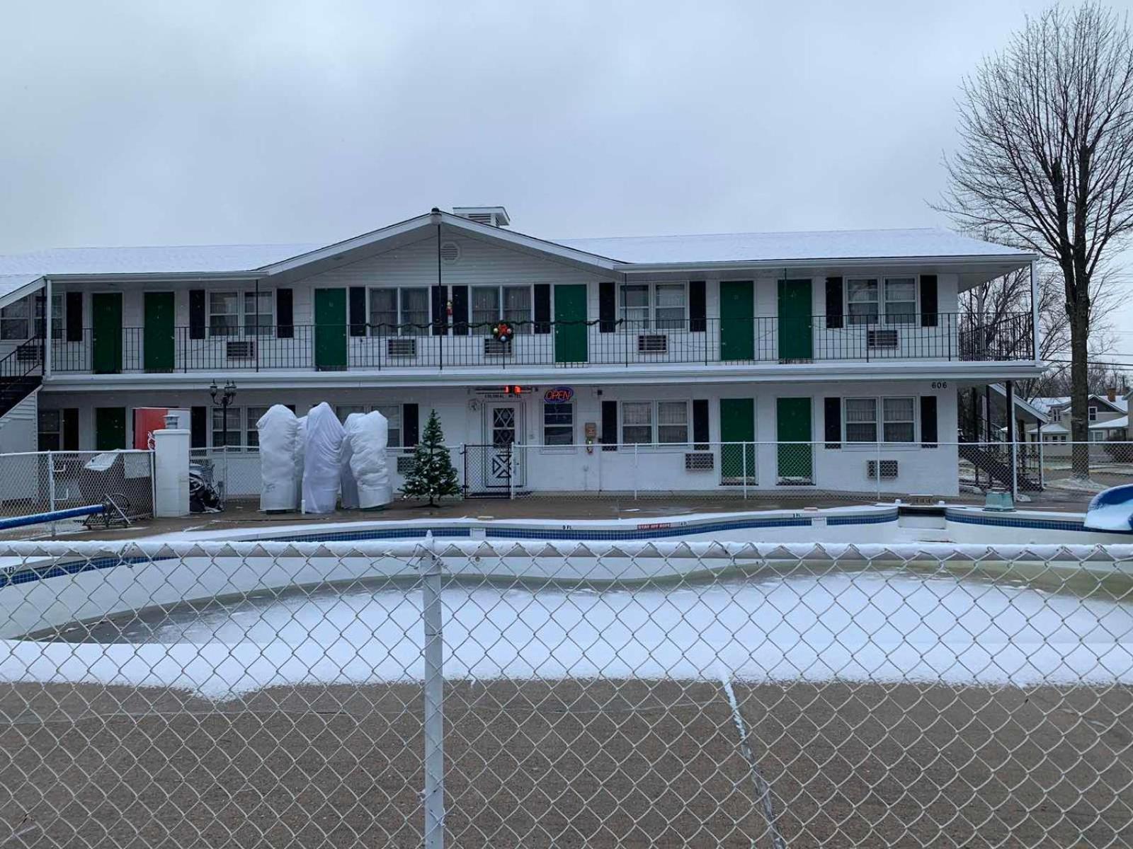 Colonial motel