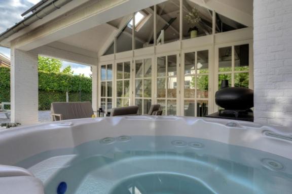 Gardenhouse with private jacuzzi and sauna view 4