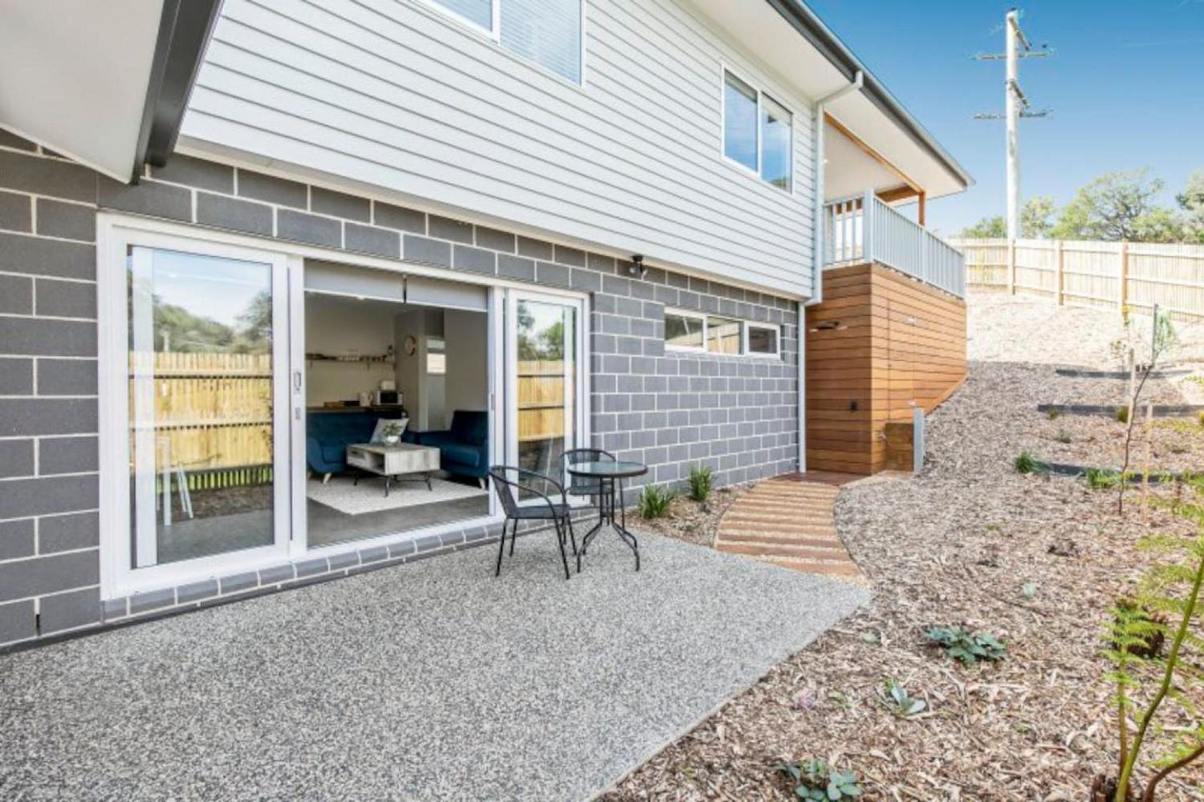 HALE KUPA Rye Beach House Spa Table Tennis