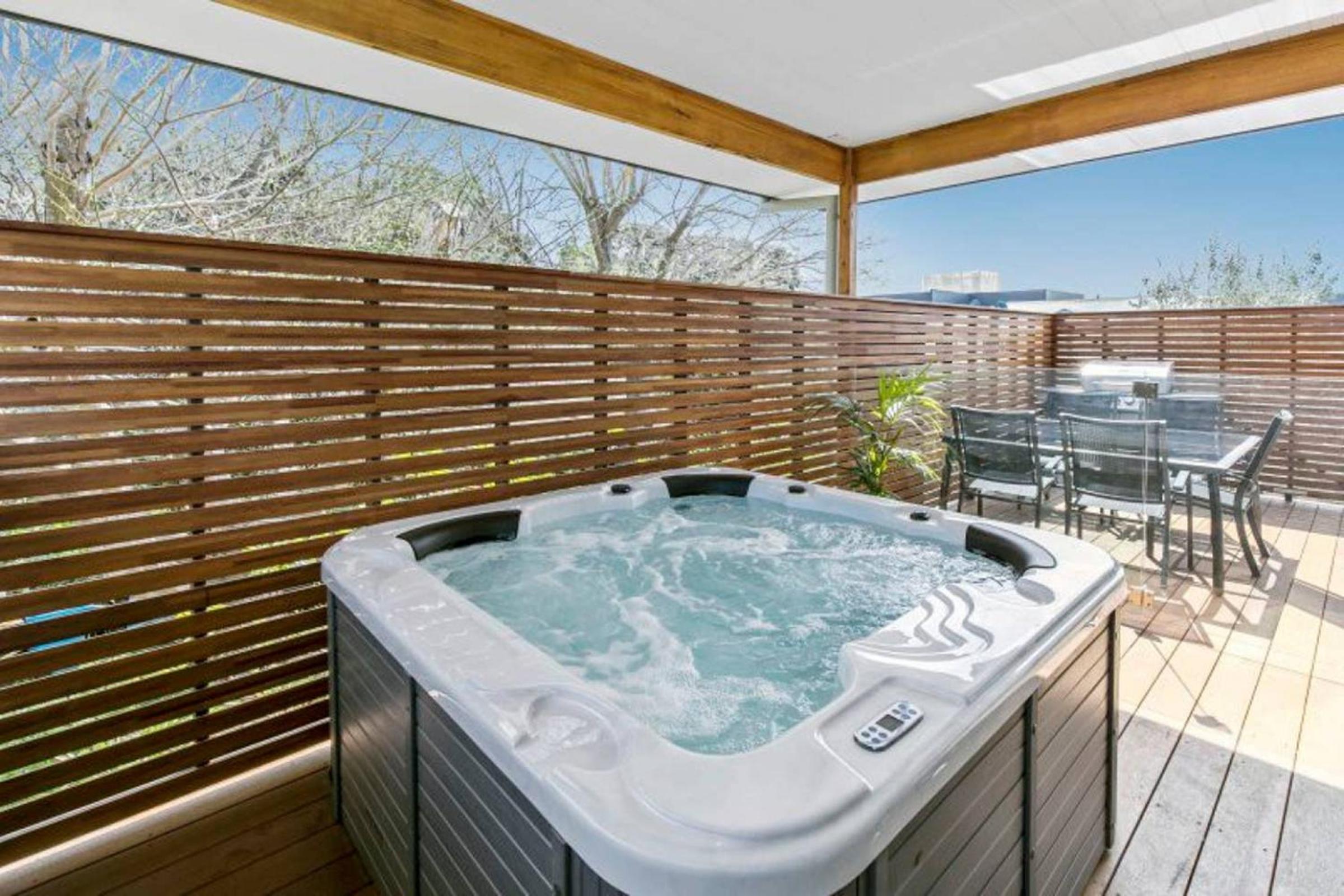HALE KUPA Rye Beach House Spa Table Tennis