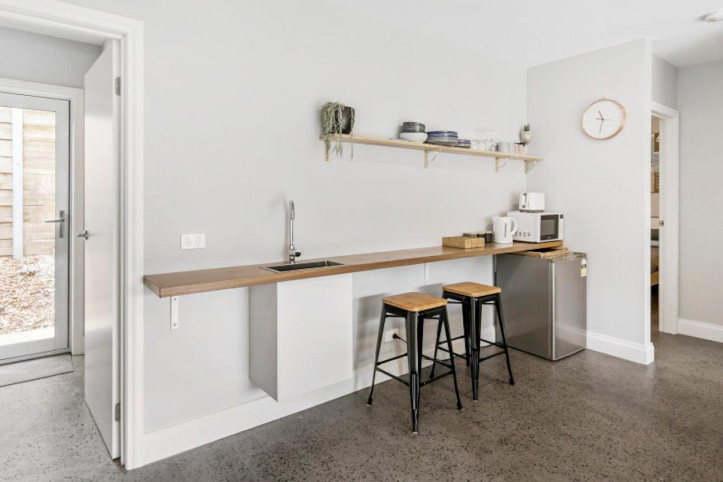 HALE KUPA Rye Beach House Spa Table Tennis