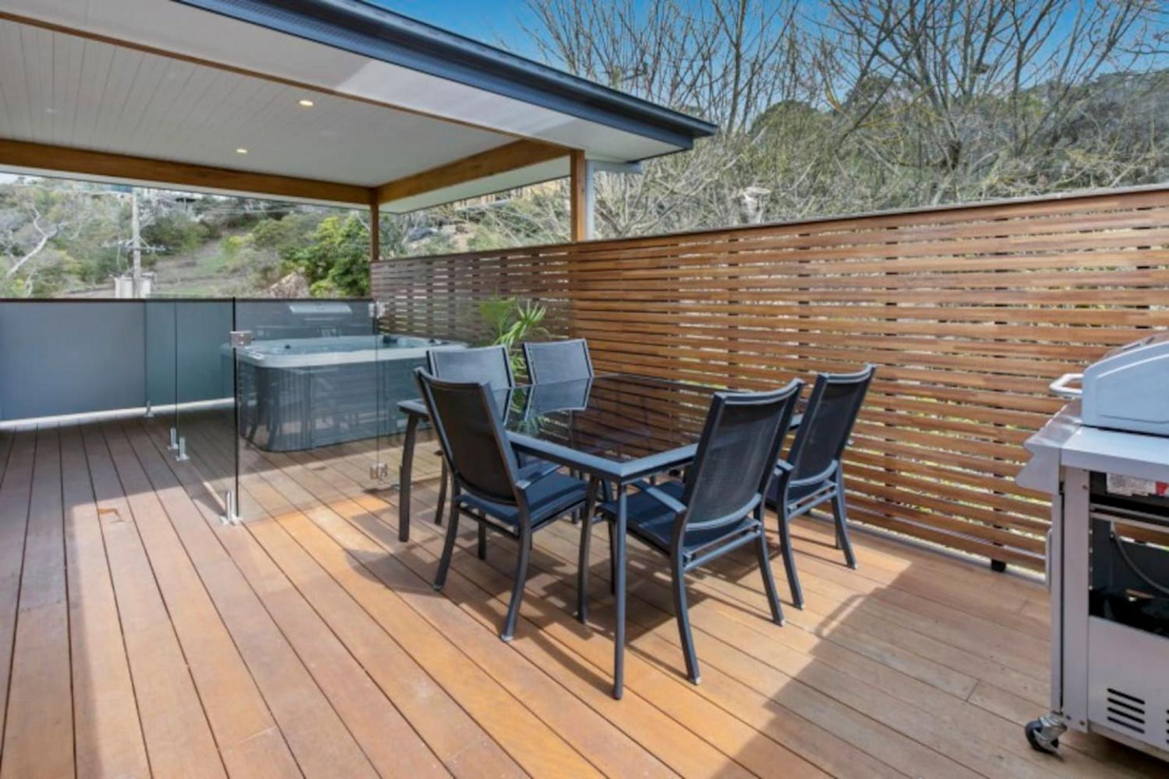 HALE KUPA Rye Beach House Spa Table Tennis