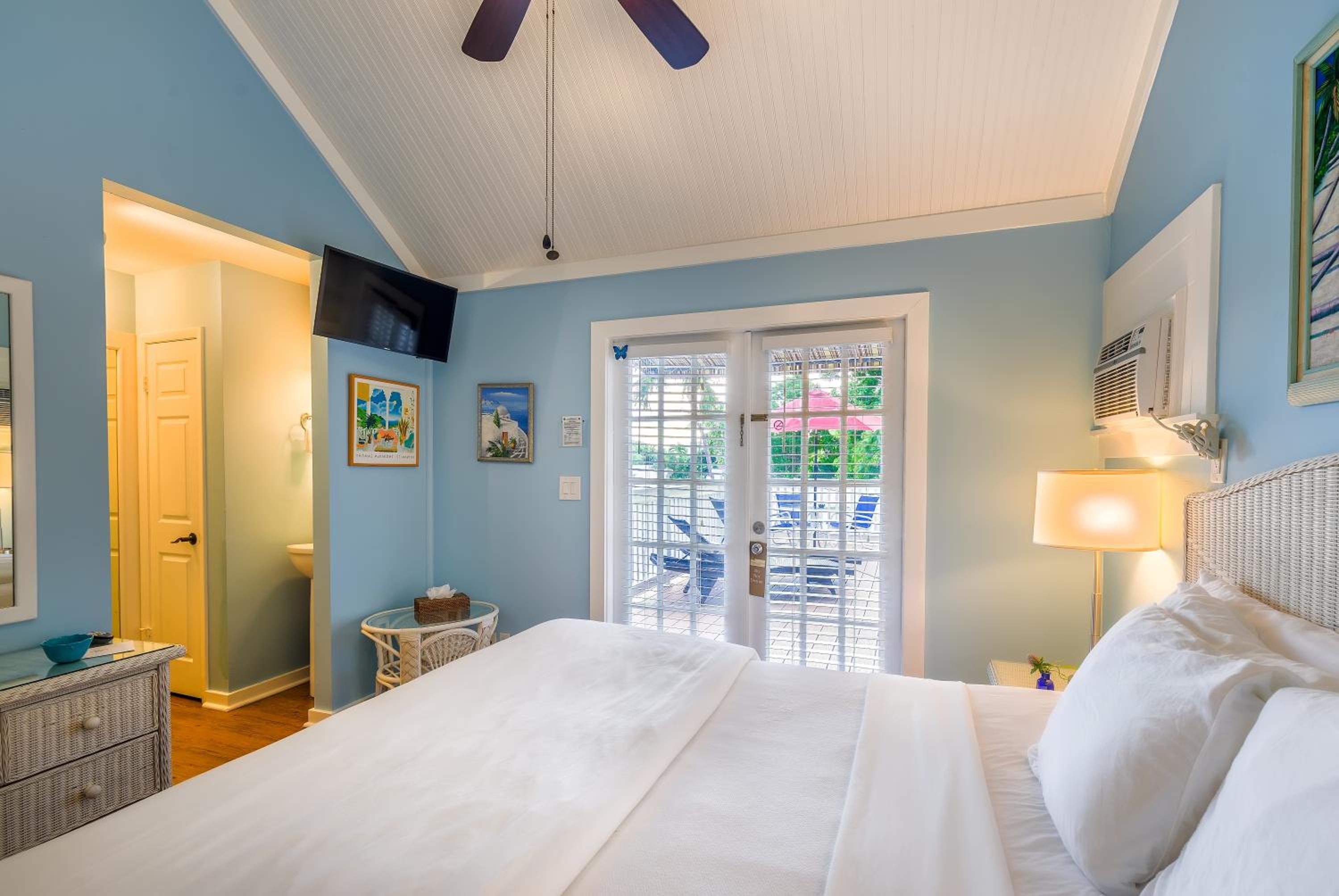 Seascape Tropical Inn