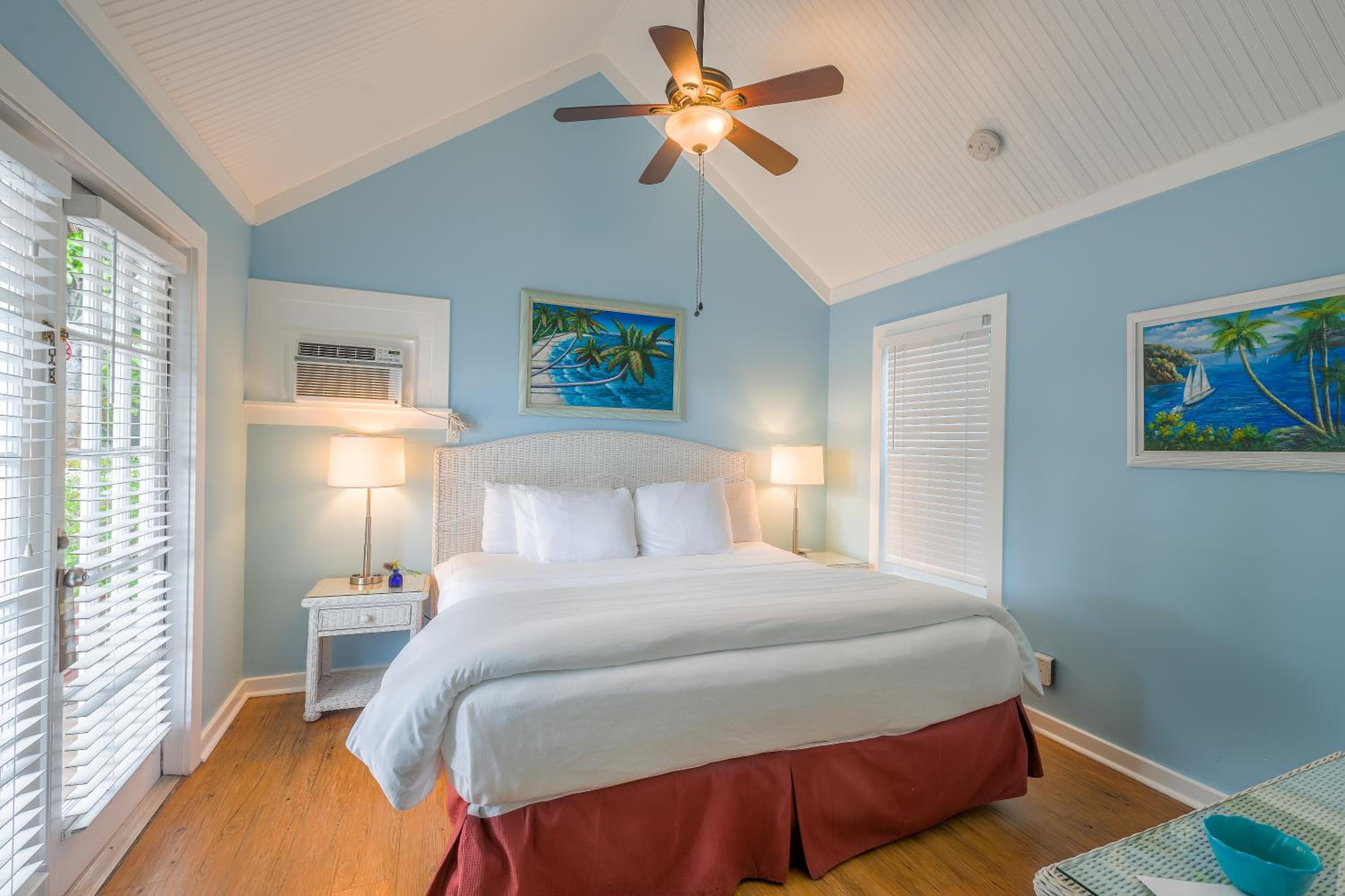 Seascape Tropical Inn