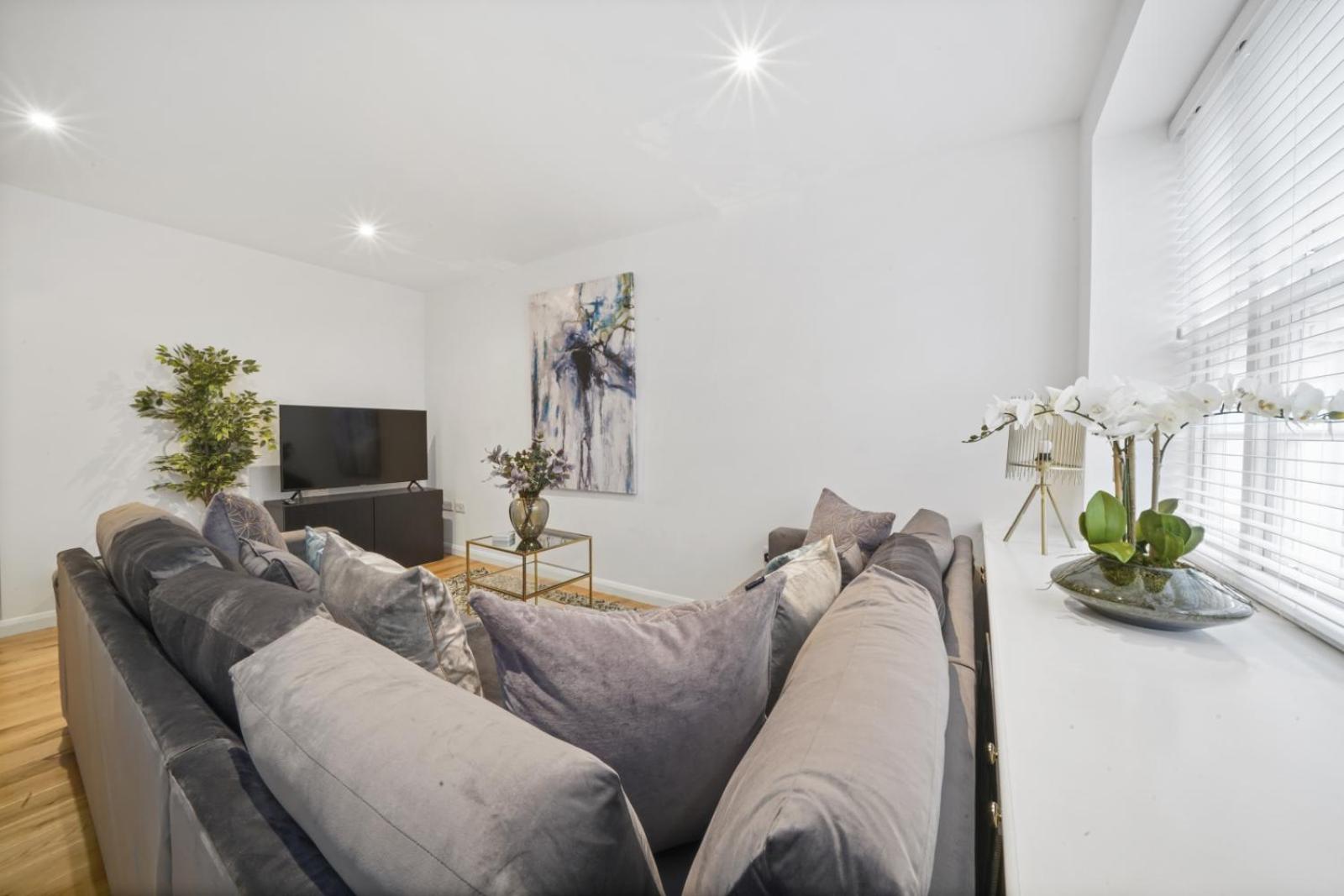 Eton House-Stunning-Castle views-5Bed-Free-Parking view 2