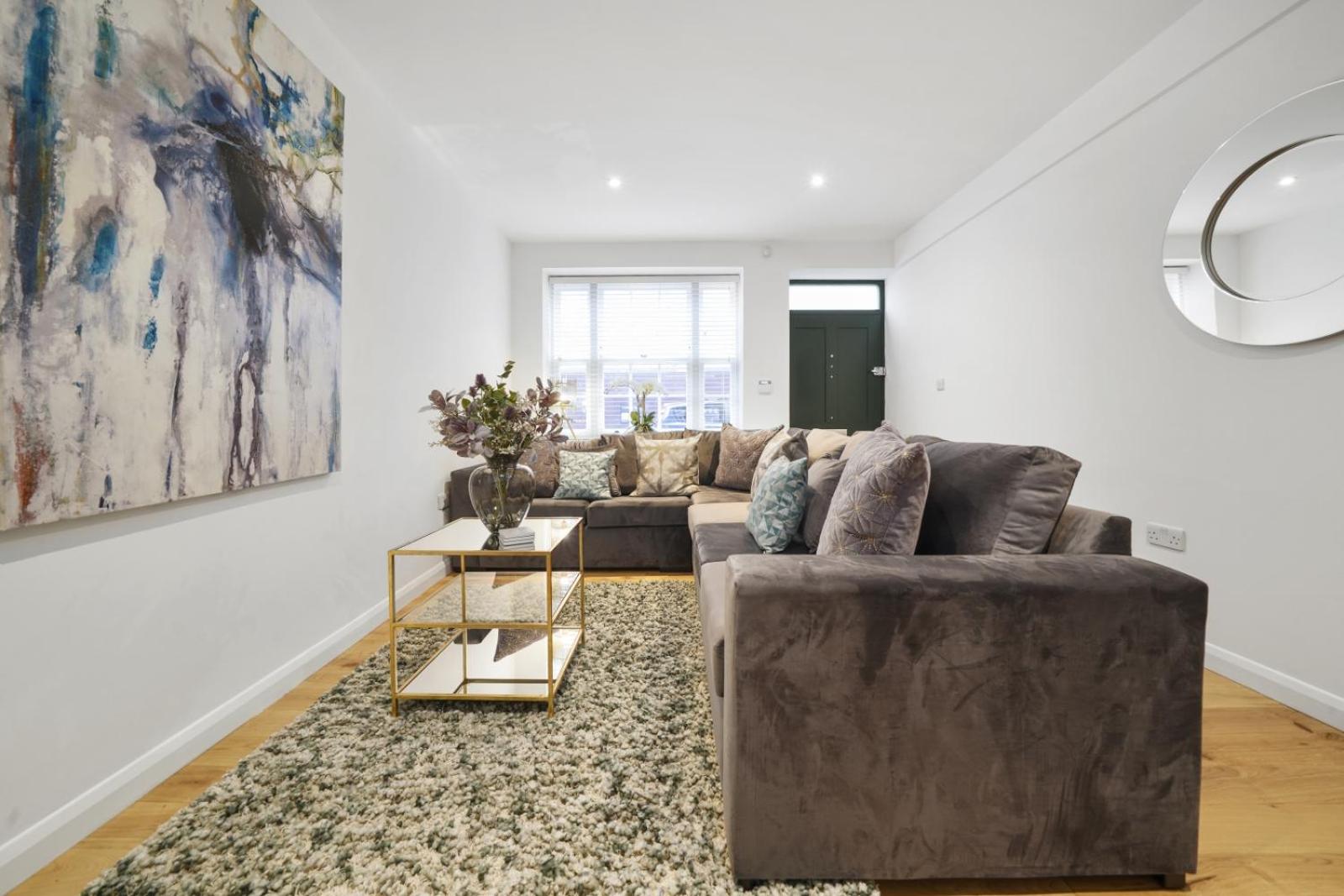 Eton House-Stunning-Castle views-5Bed-Free-Parking view 3
