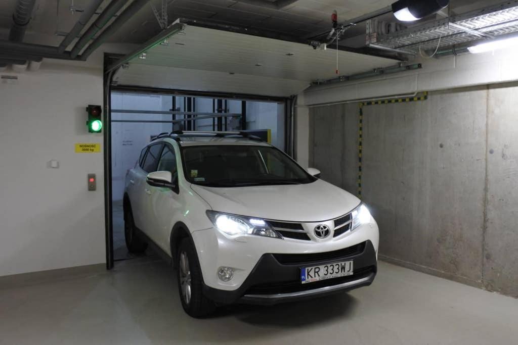 BOUTIQUE 109 - old city, luxury apt. with a garage view 2
