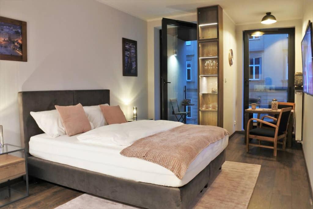 BOUTIQUE 109 - old city, luxury apt. with a garage view 3