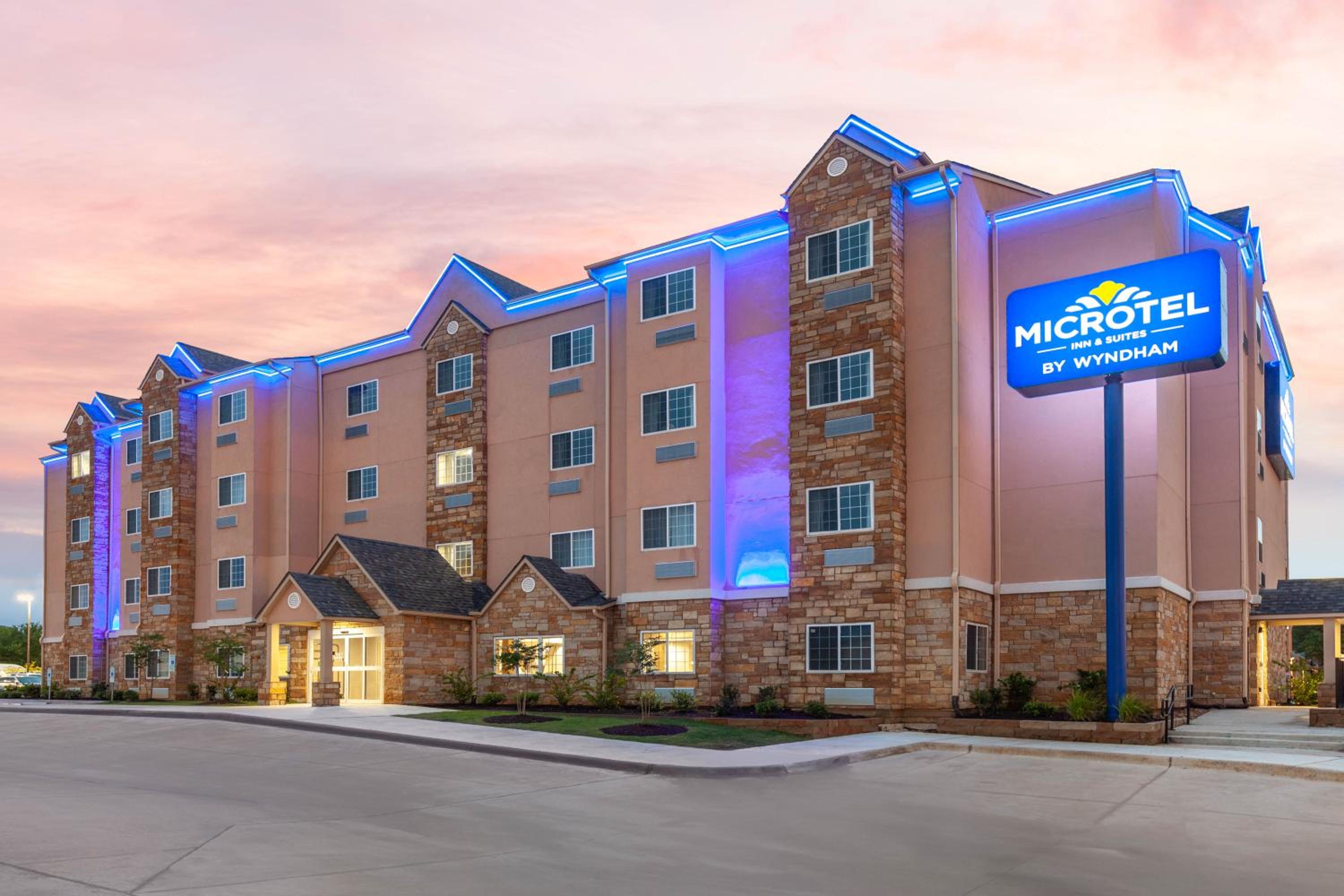 Hotel Microtel Inn & Suites by Wyndham College Station - Image 1