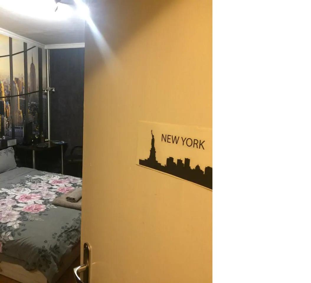 New York - Room for overnight travelers near the Airport, parking view 3