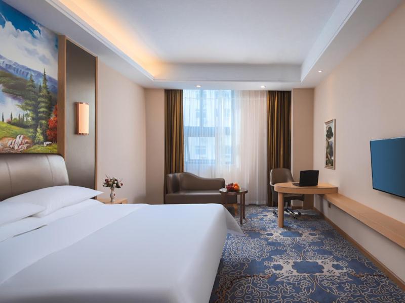 Vienna Hotel (Shanghai jinshanwei Railway Station City Beach Shop)