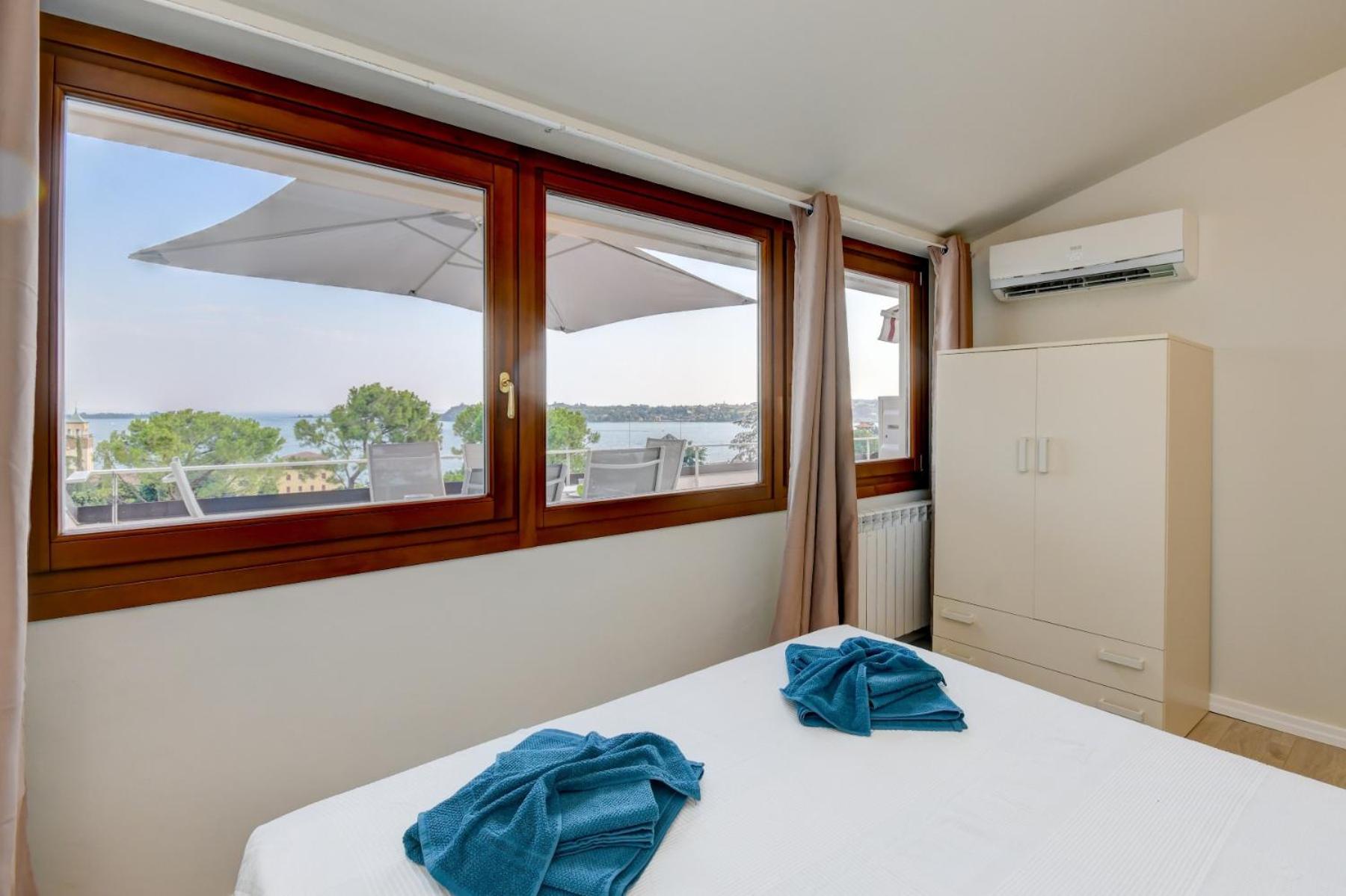 Cupido en Gardone Riviera — hotel room
