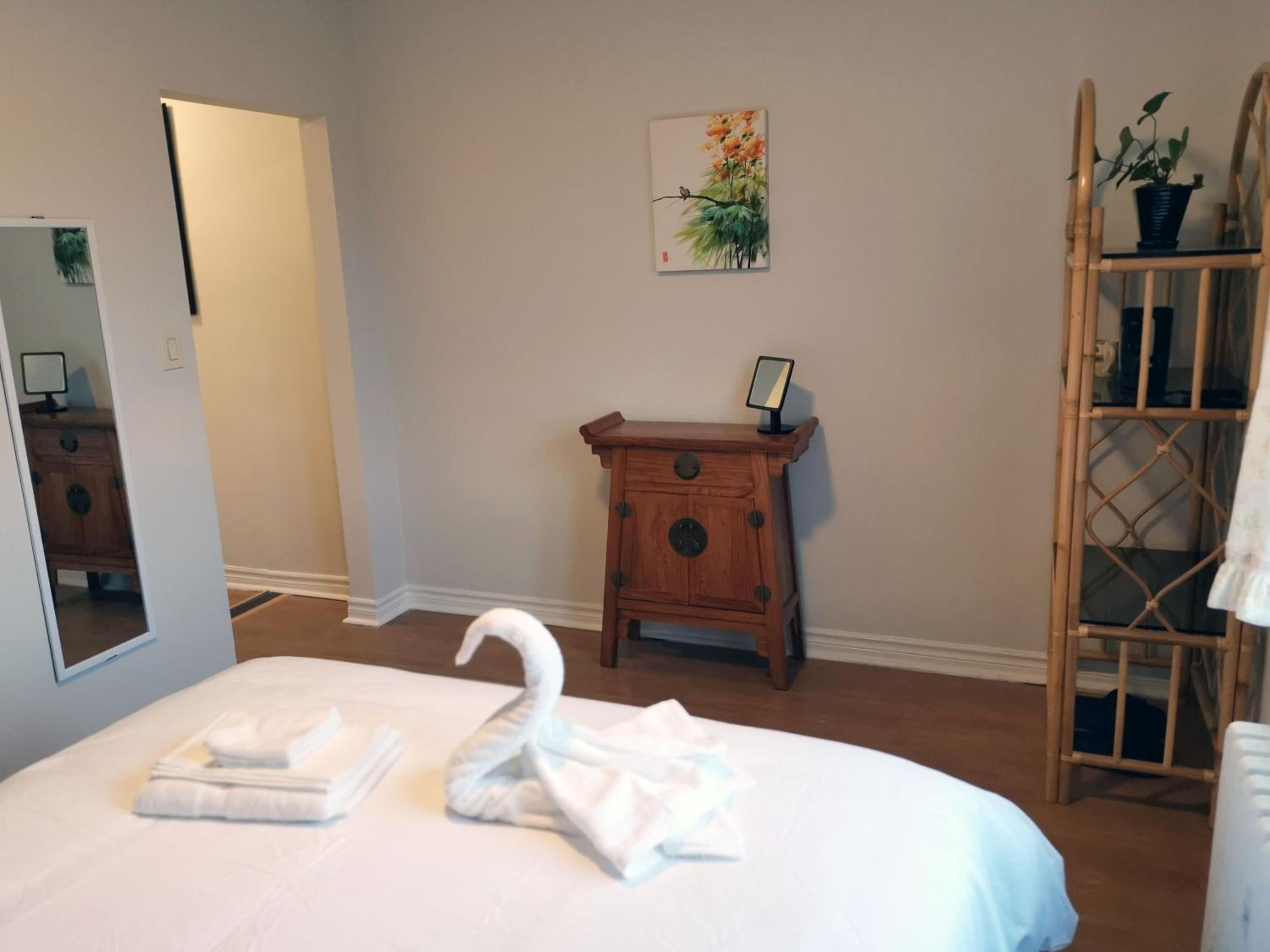 Cozy Private Rm Heart of North York Free Parking Full Kitchen Close to Downtown - Image 5