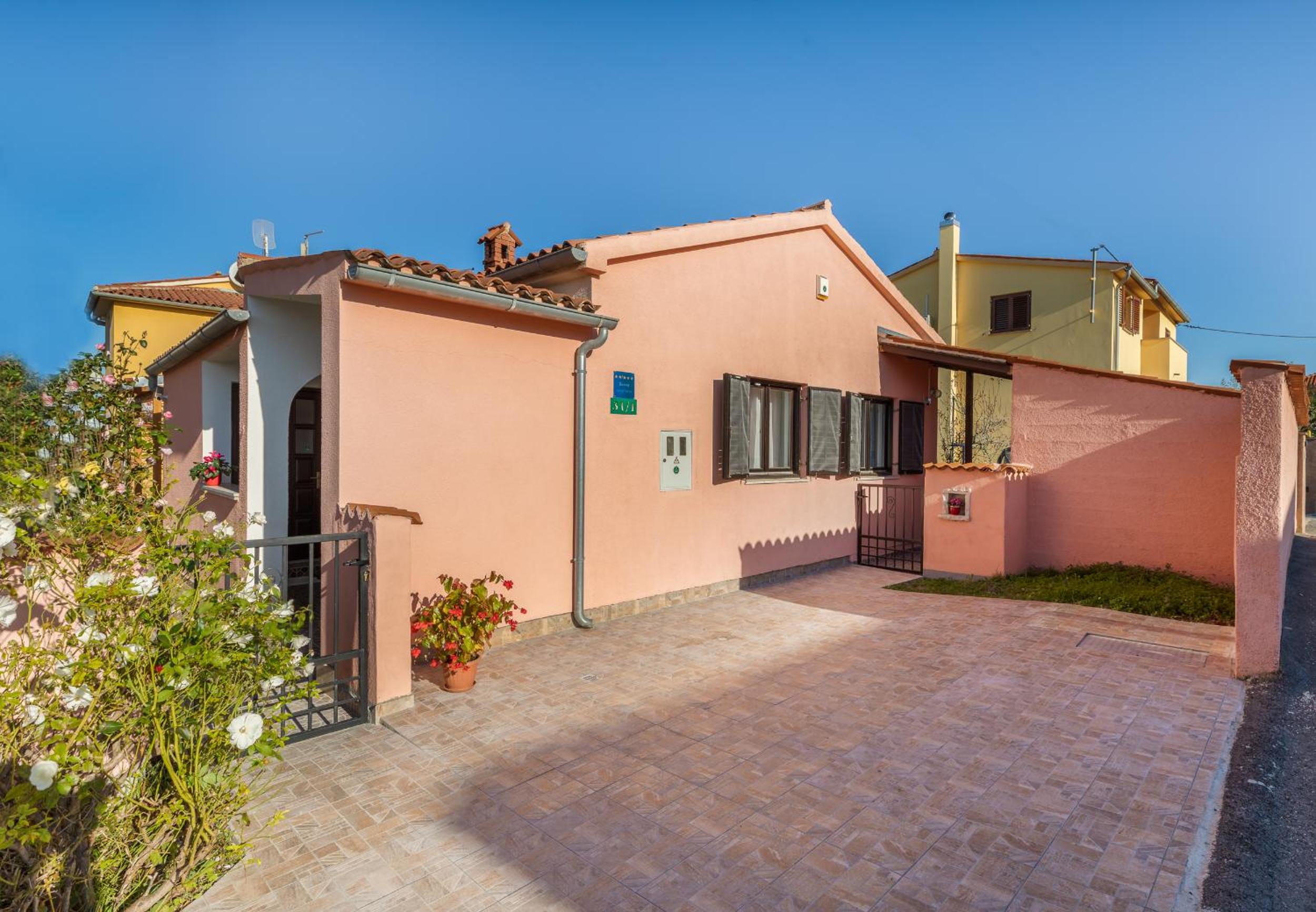 Modern Holiday Home with pool & 4 bikes, near center view 3