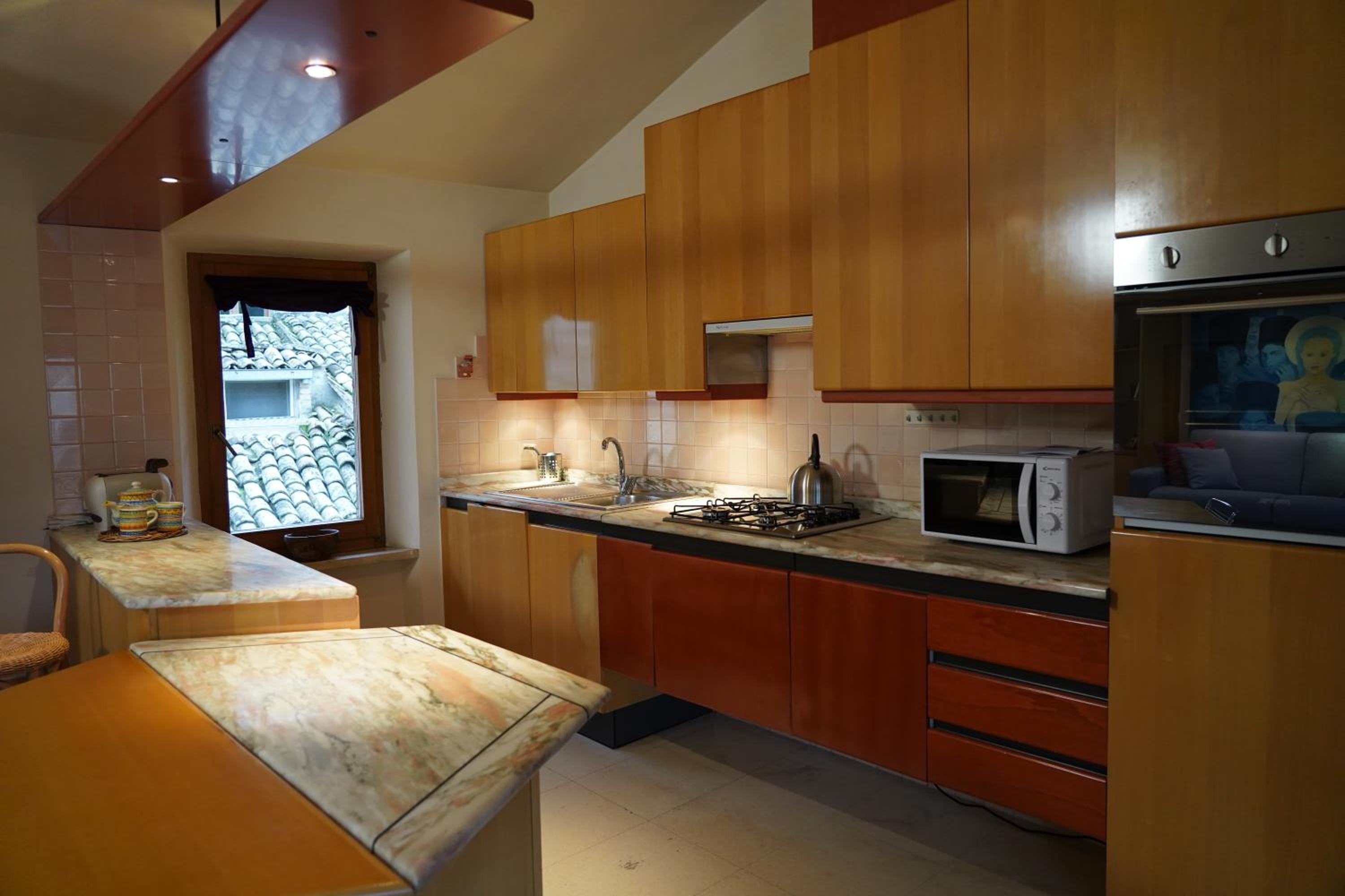 La Mansarda en Assisi — kitchen