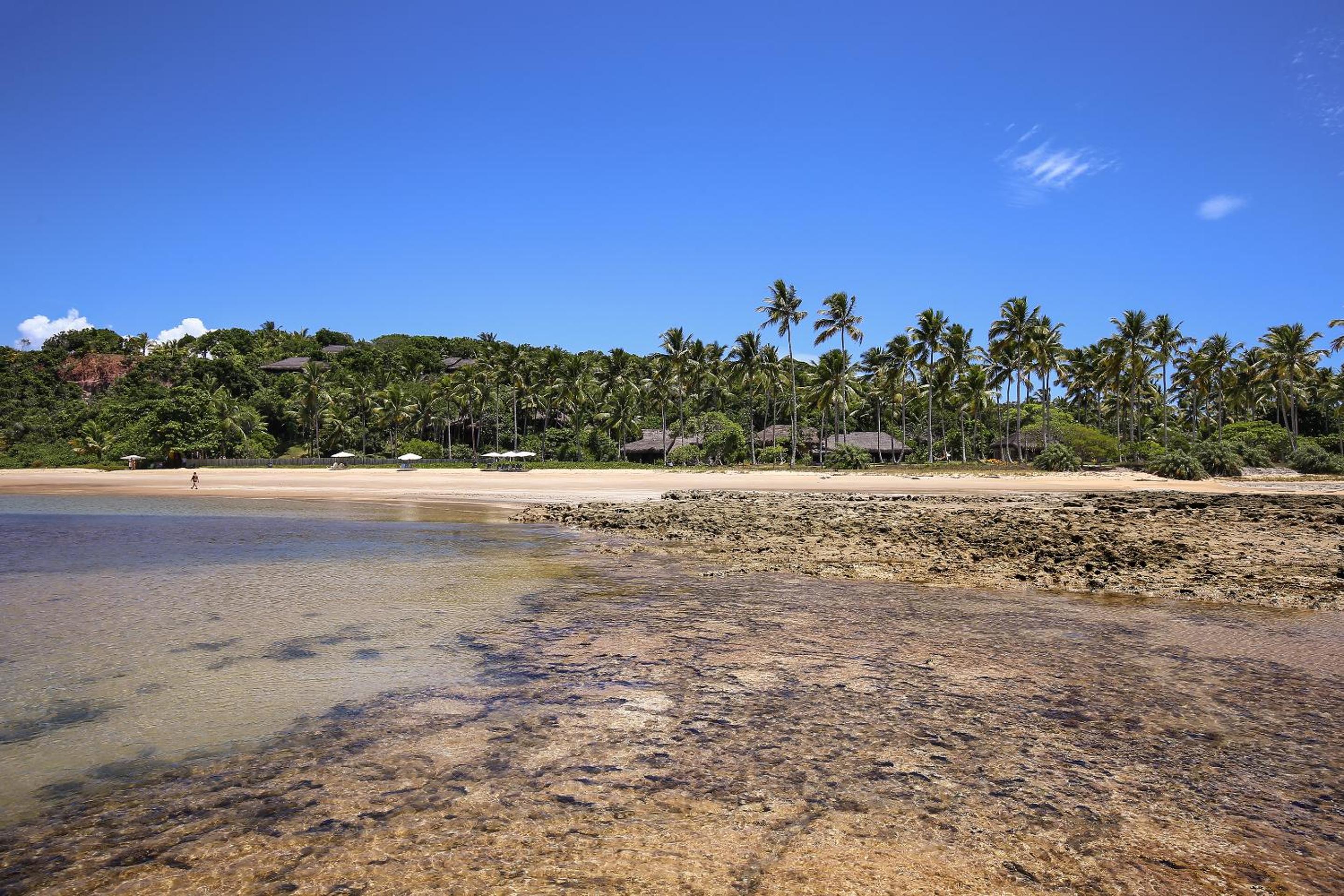 Charmoso bangalô balinês pé na areia Outeiro das Brisas
