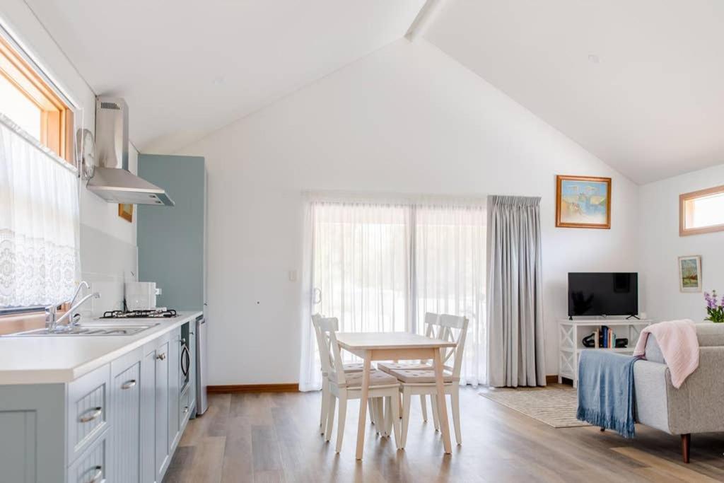 Bird In Hand Cottage, Port Noarlunga view 2
