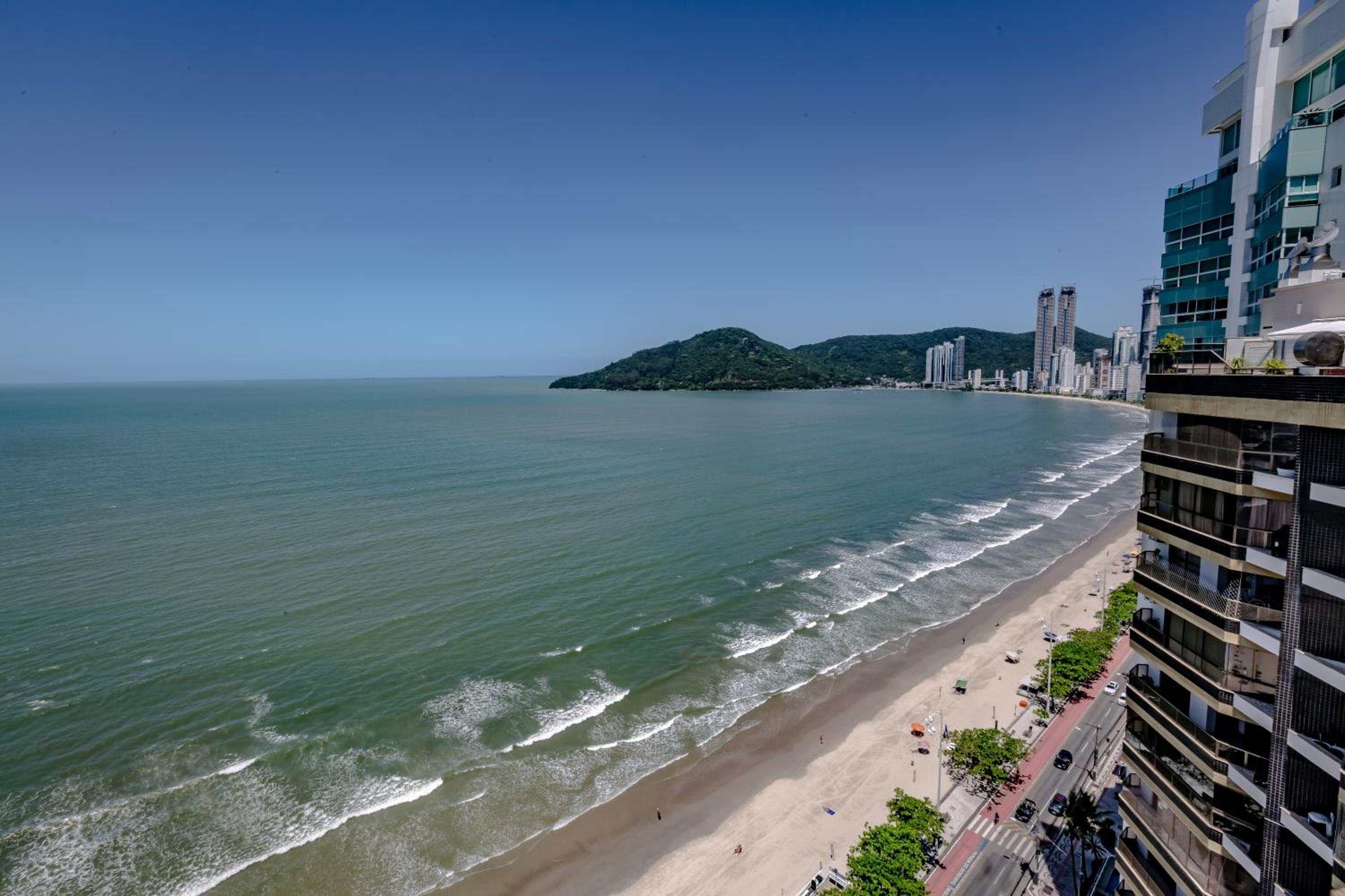 Lindo AP Frente Mar Lateral - pé na areia!!! view 2
