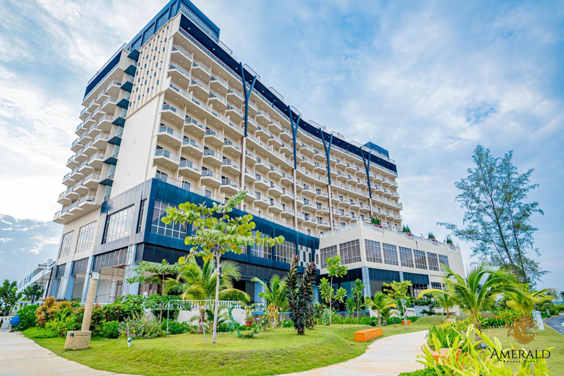 Hotel AMERALD RESORT HOTEL DESARU - Image 1
