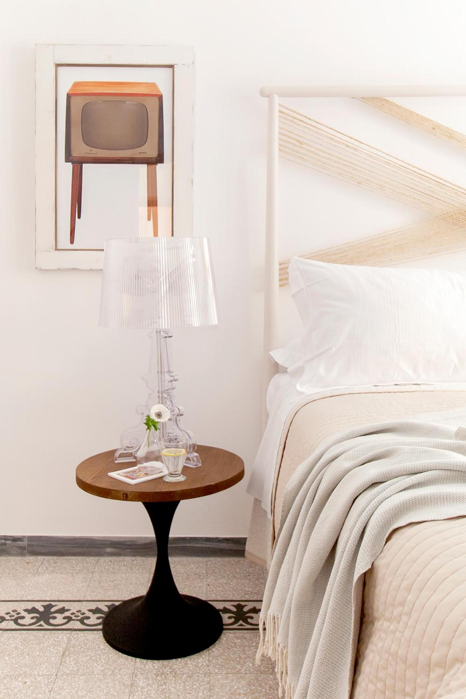 Modern Comfort, Poetic Charm