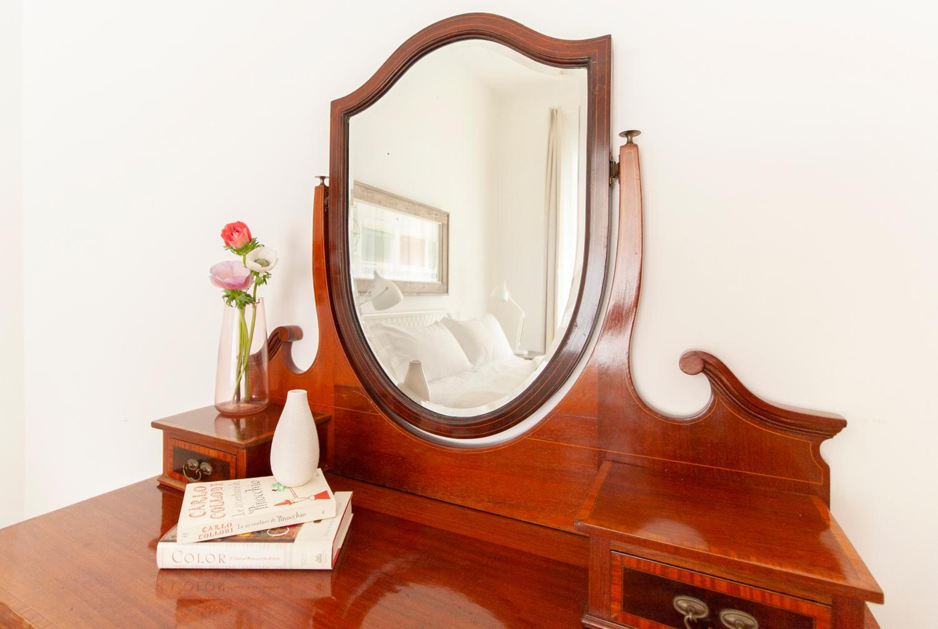 Modern Comfort, Poetic Charm
