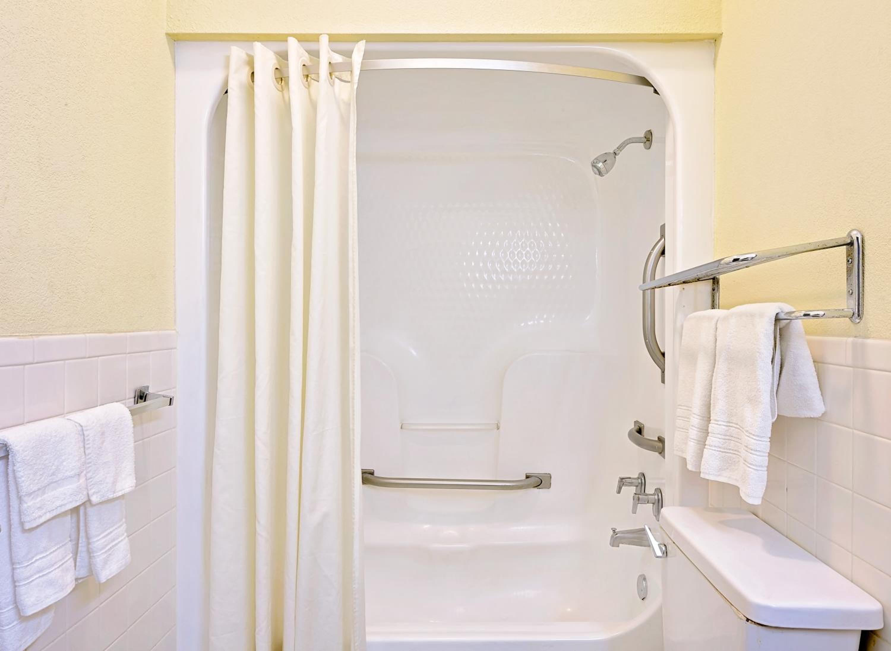 Laurel Vacations - Super 8 by Wyndham Laurel - Property Image 4