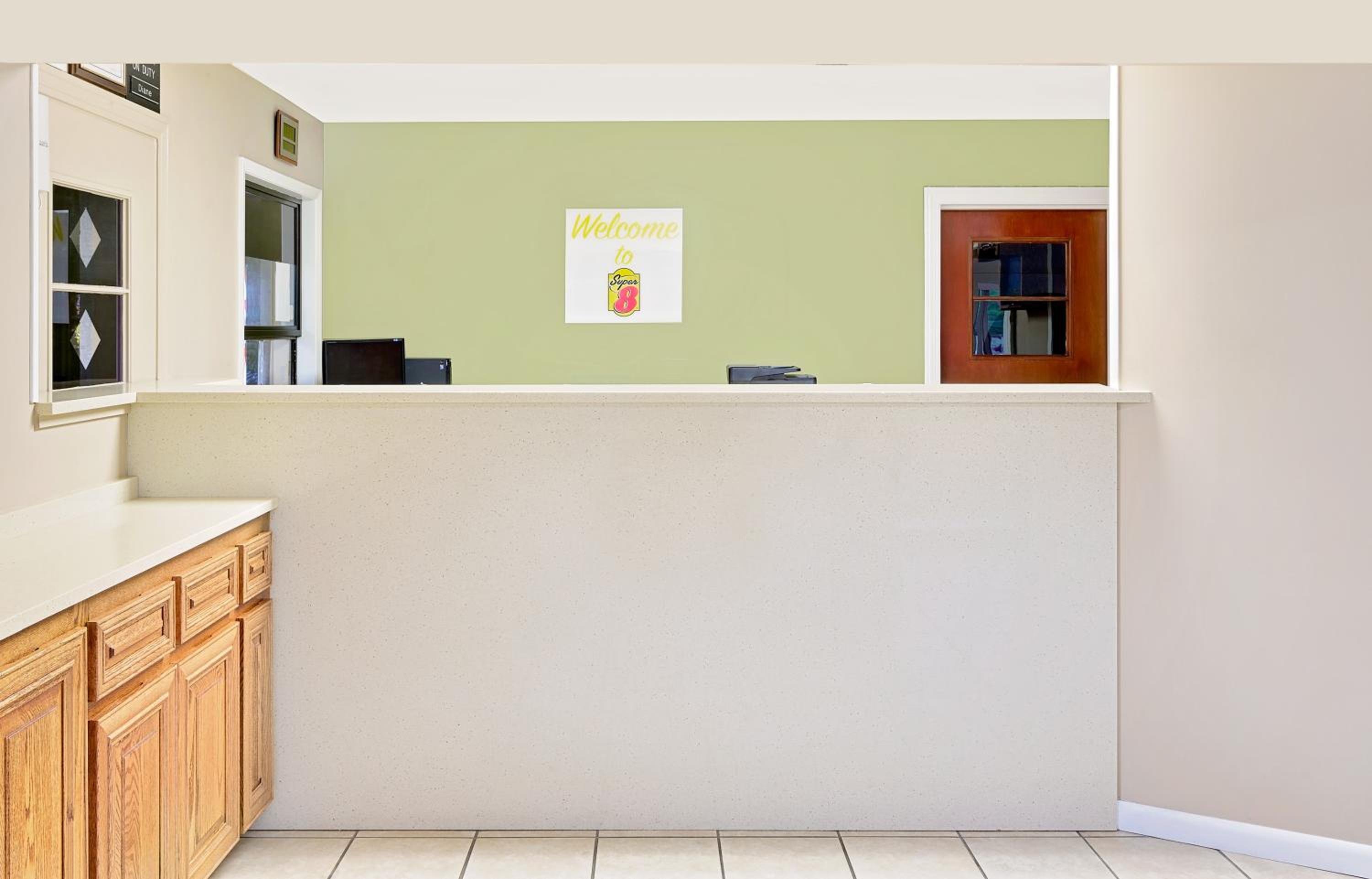 Laurel Vacations - Super 8 by Wyndham Laurel - Property Image 3