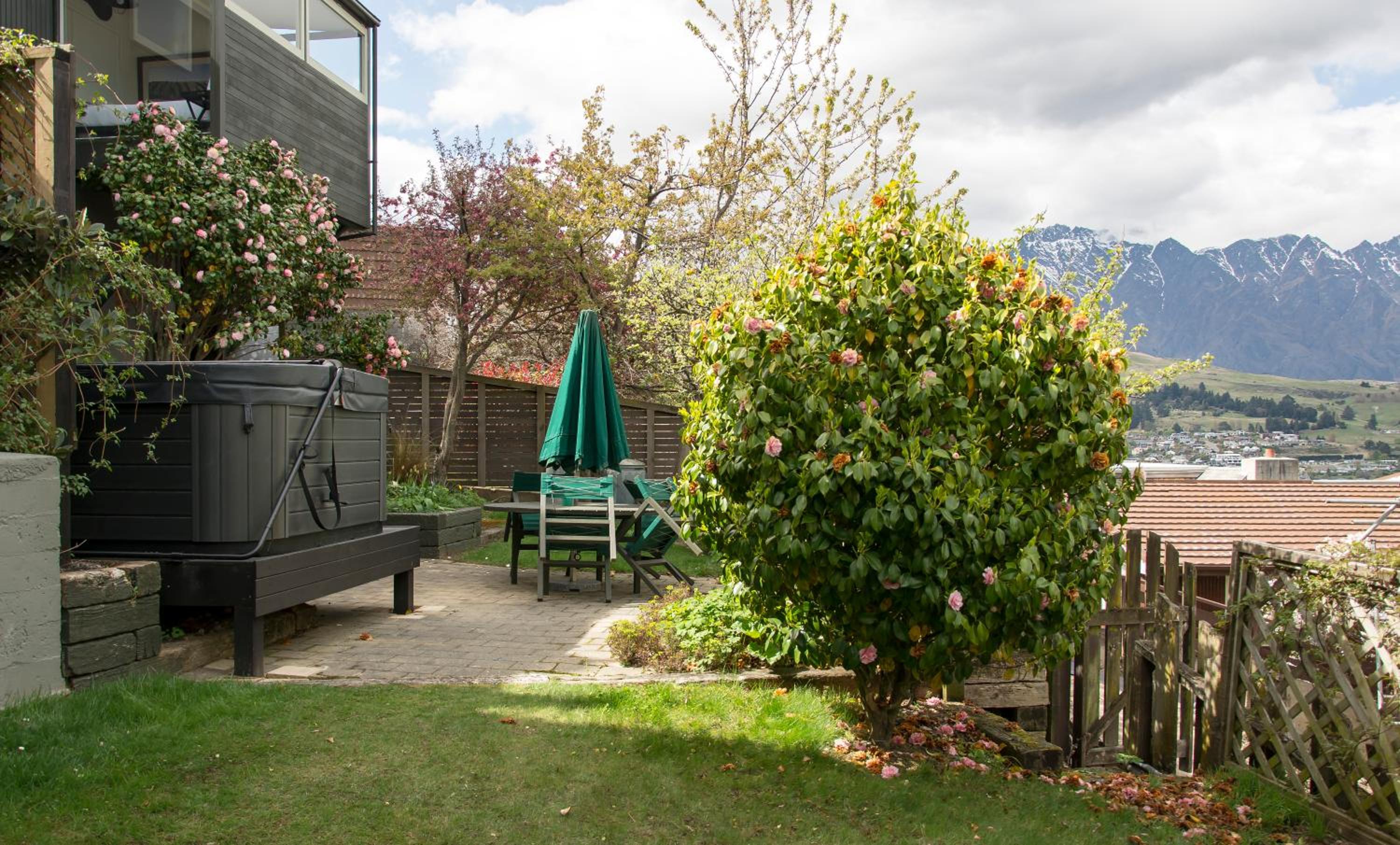 Panoramic Cosy Queenstown Base with shared spa and views view 3