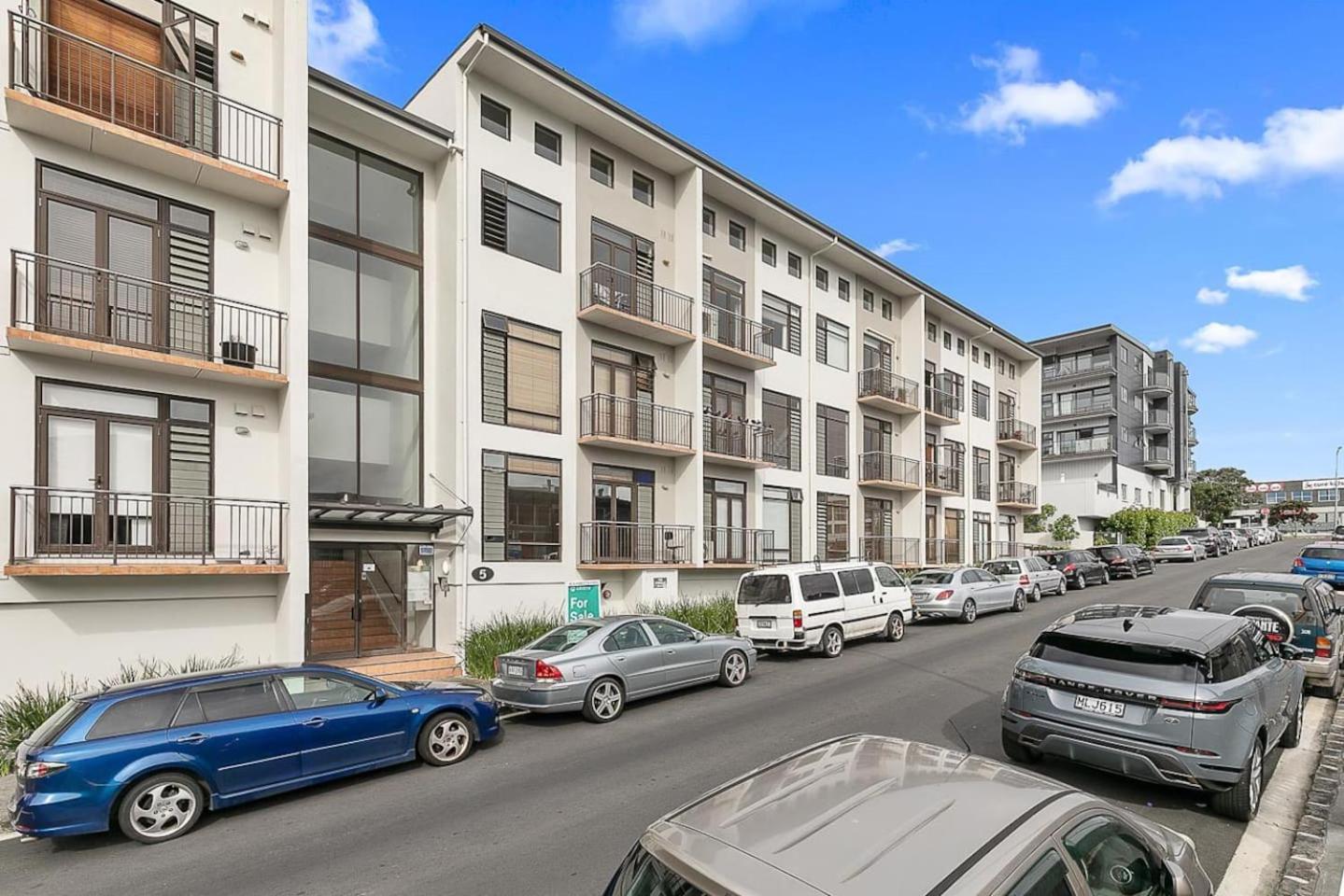 Roomy Loft 2 Bedroom with Free Parking Zodiak Stays view 2