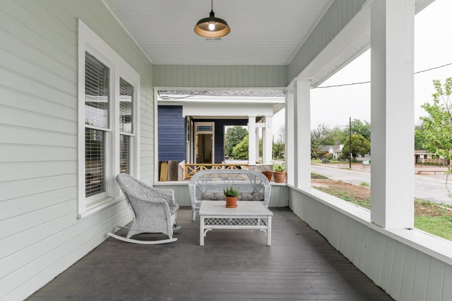 Restored 1930s Uptown Bungalow 2 min. to Magnolia view 2