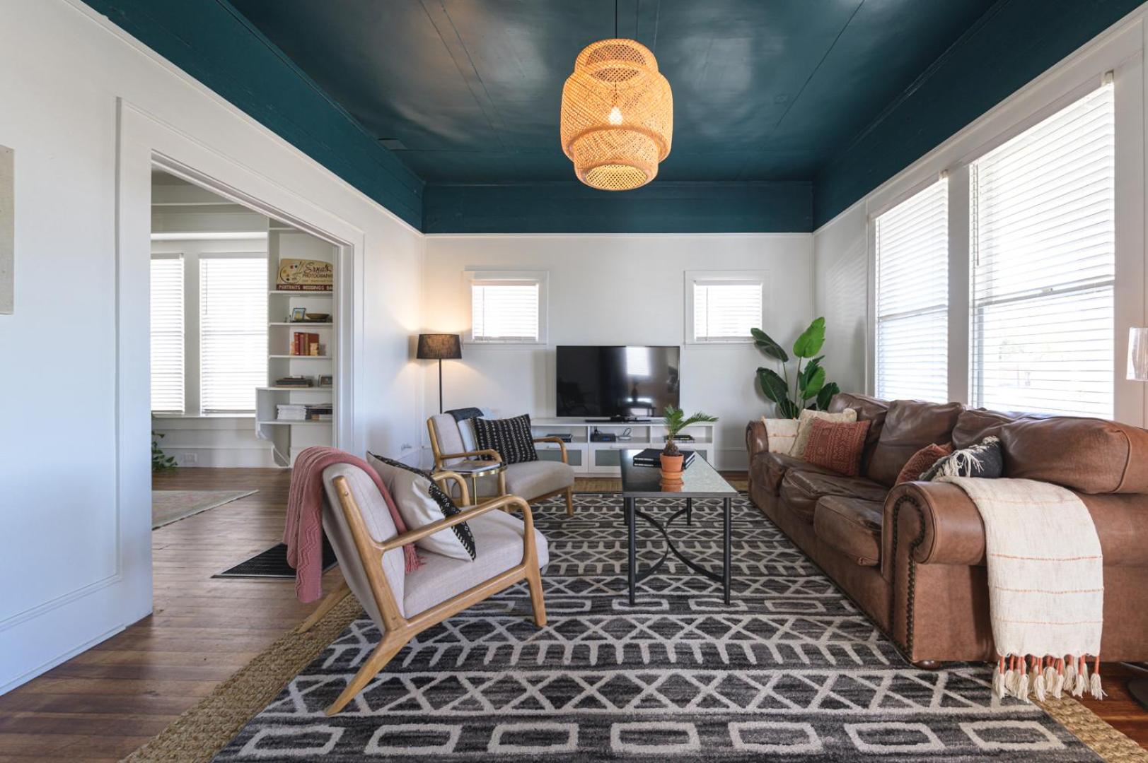 Restored 1930s Uptown Bungalow 2 min. to Magnolia view 3