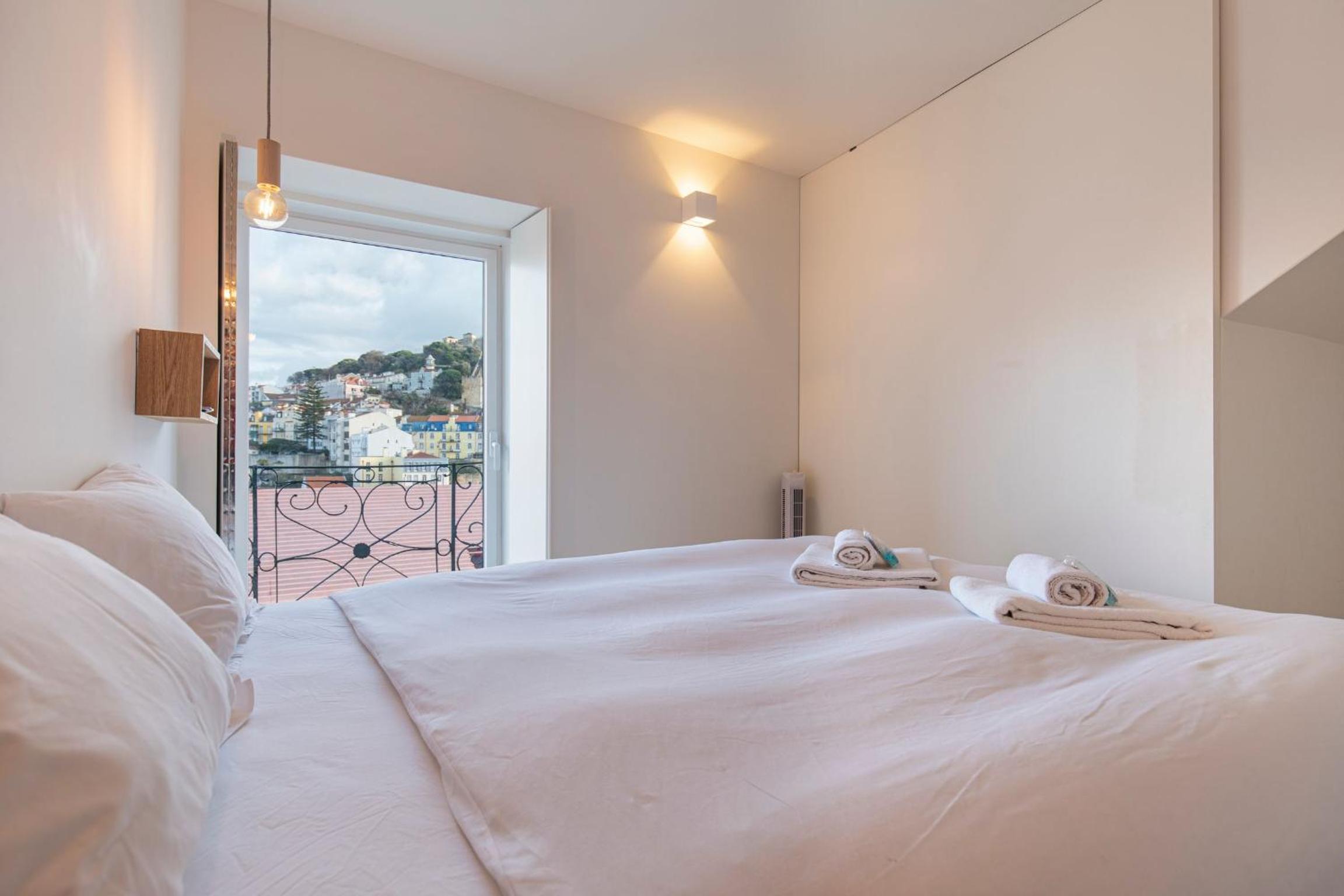 LovelyStay - Lisbon Home With Castle View view 2