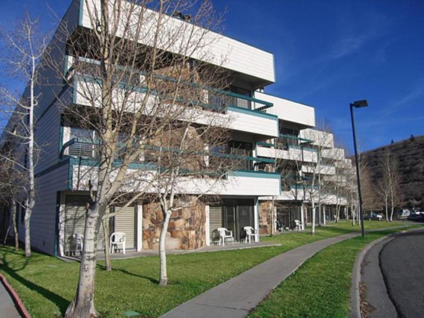 Hotel GetAways at Park Regency Resort - Image 1