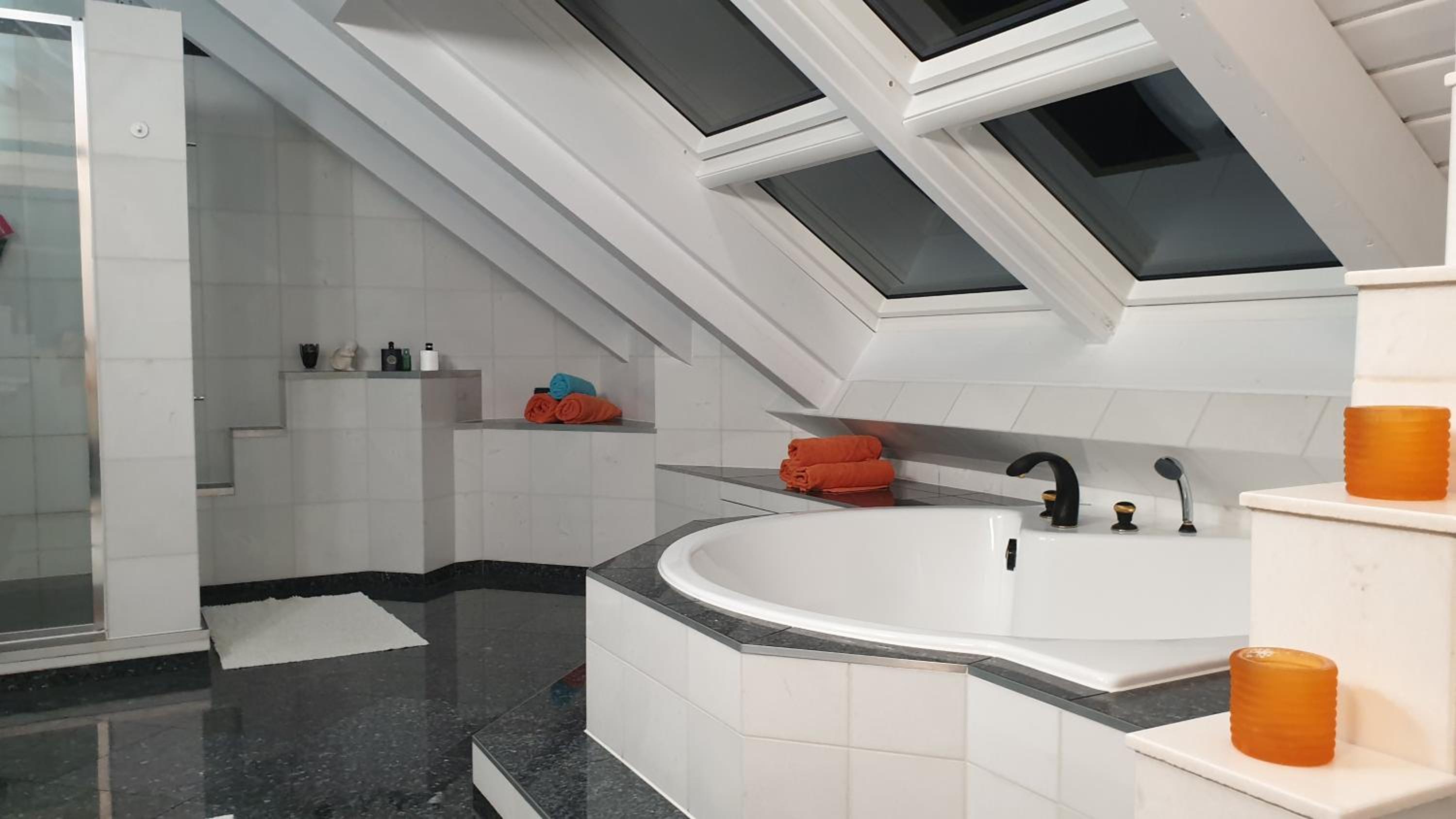 Moderne großzügige Villa 246 qm 8,5 Zimmer, offener Kamin bis zu 13 Schlafplätze