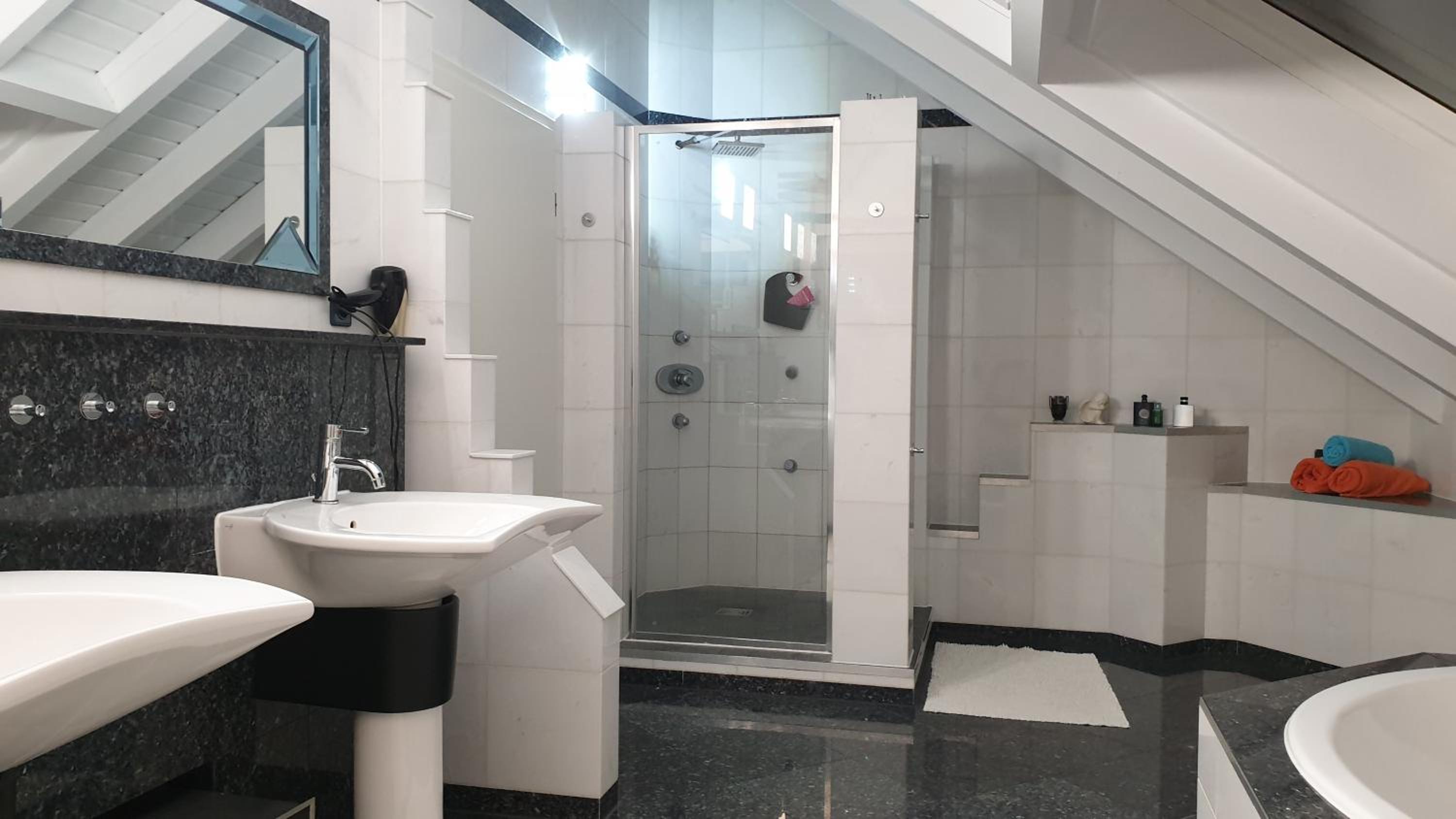 Moderne großzügige Villa 246 qm 8,5 Zimmer, offener Kamin bis zu 13 Schlafplätze