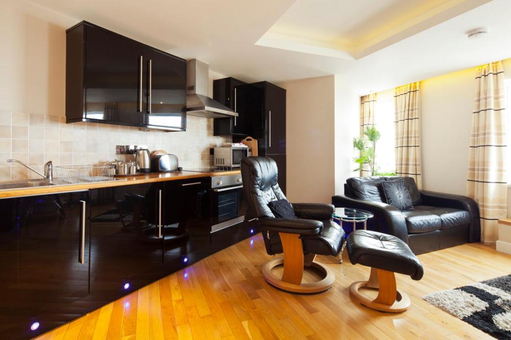 Queens Mansions: Lakeland Suite view 3