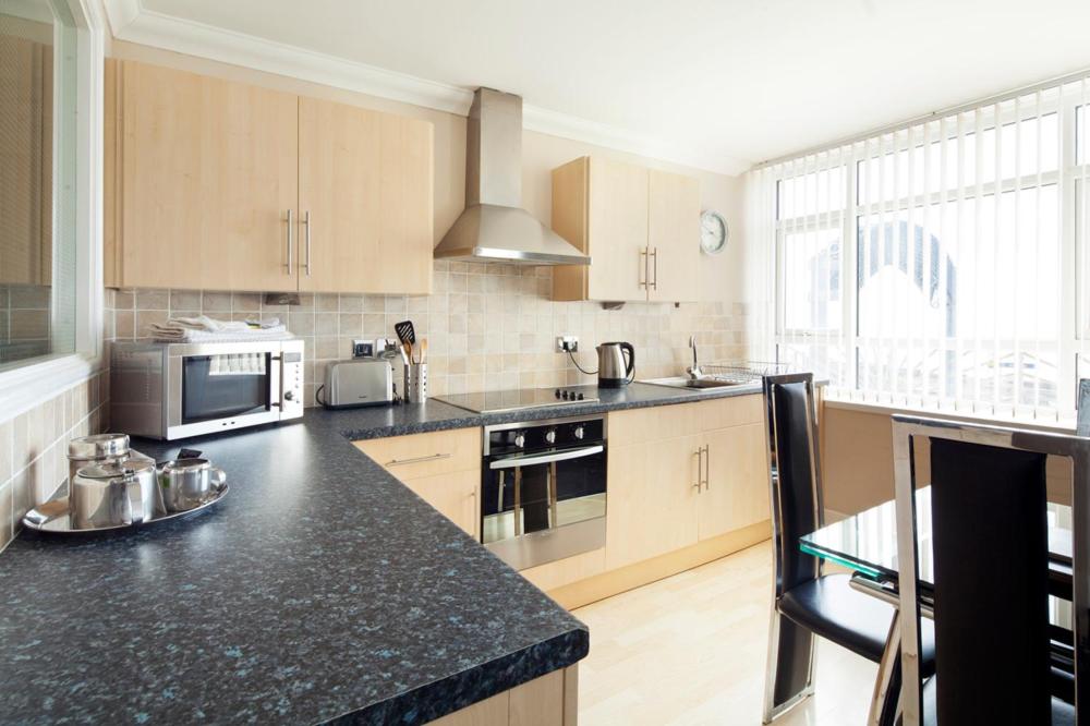 Queens Mansions: Ocean View Apartment view 5
