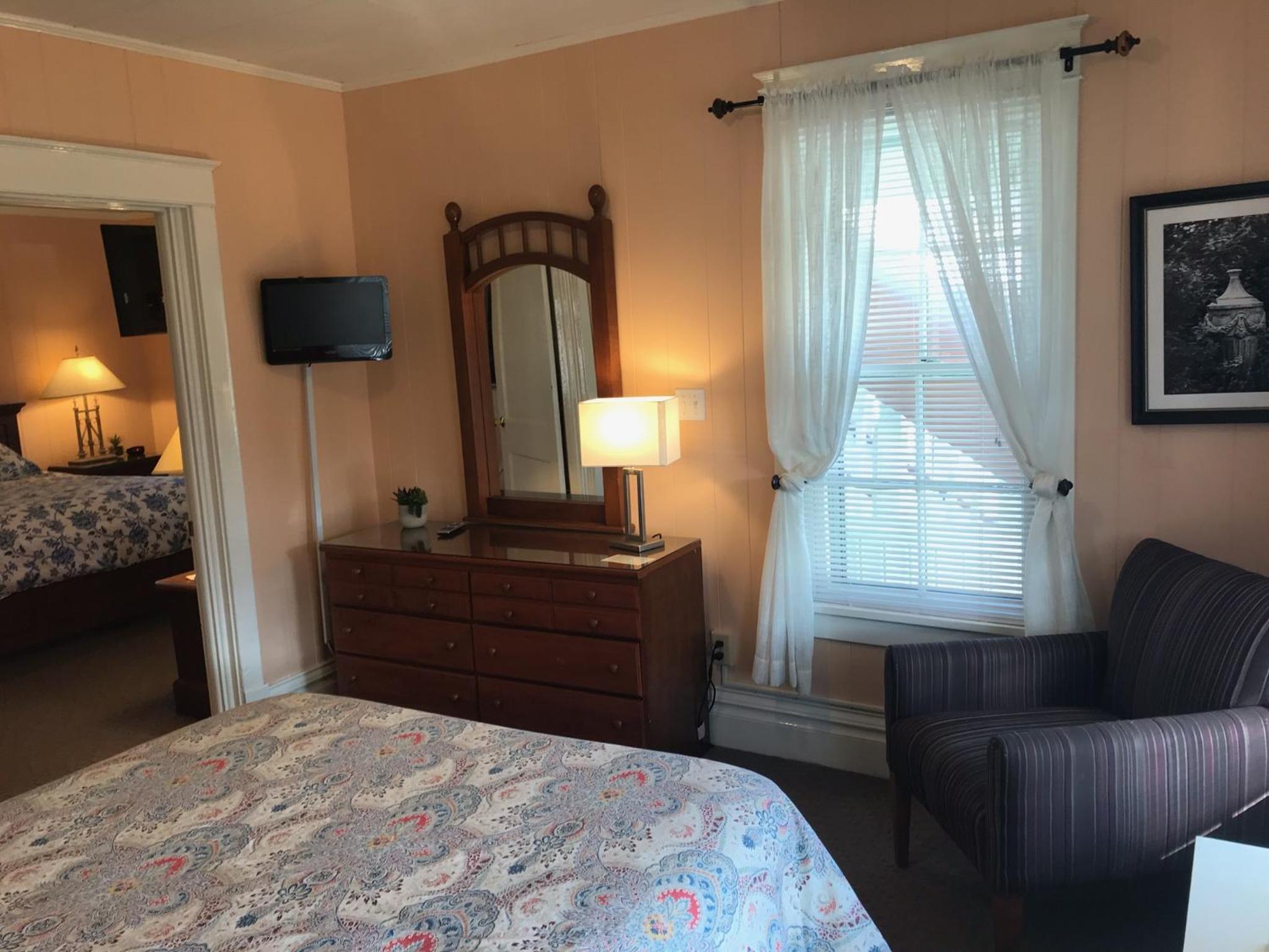 Simmons Motel and Suites