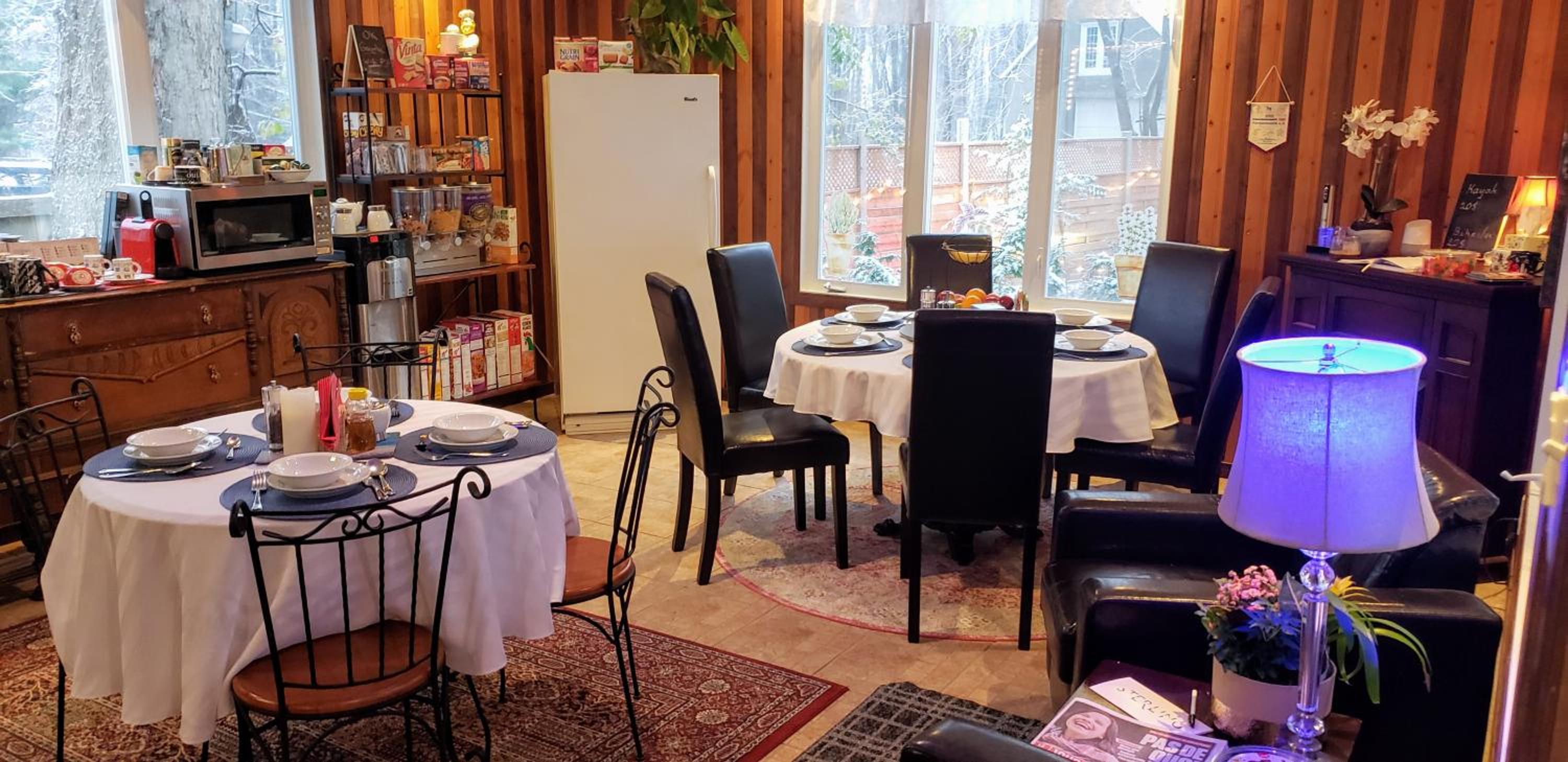 Kokomo INN Bed and Breakfast Ottawa-Gatineau's Only Tropical Riverfront B&B on the National Capital Cycling Pathway Route Verte #1 - for Adults Only - Cham
