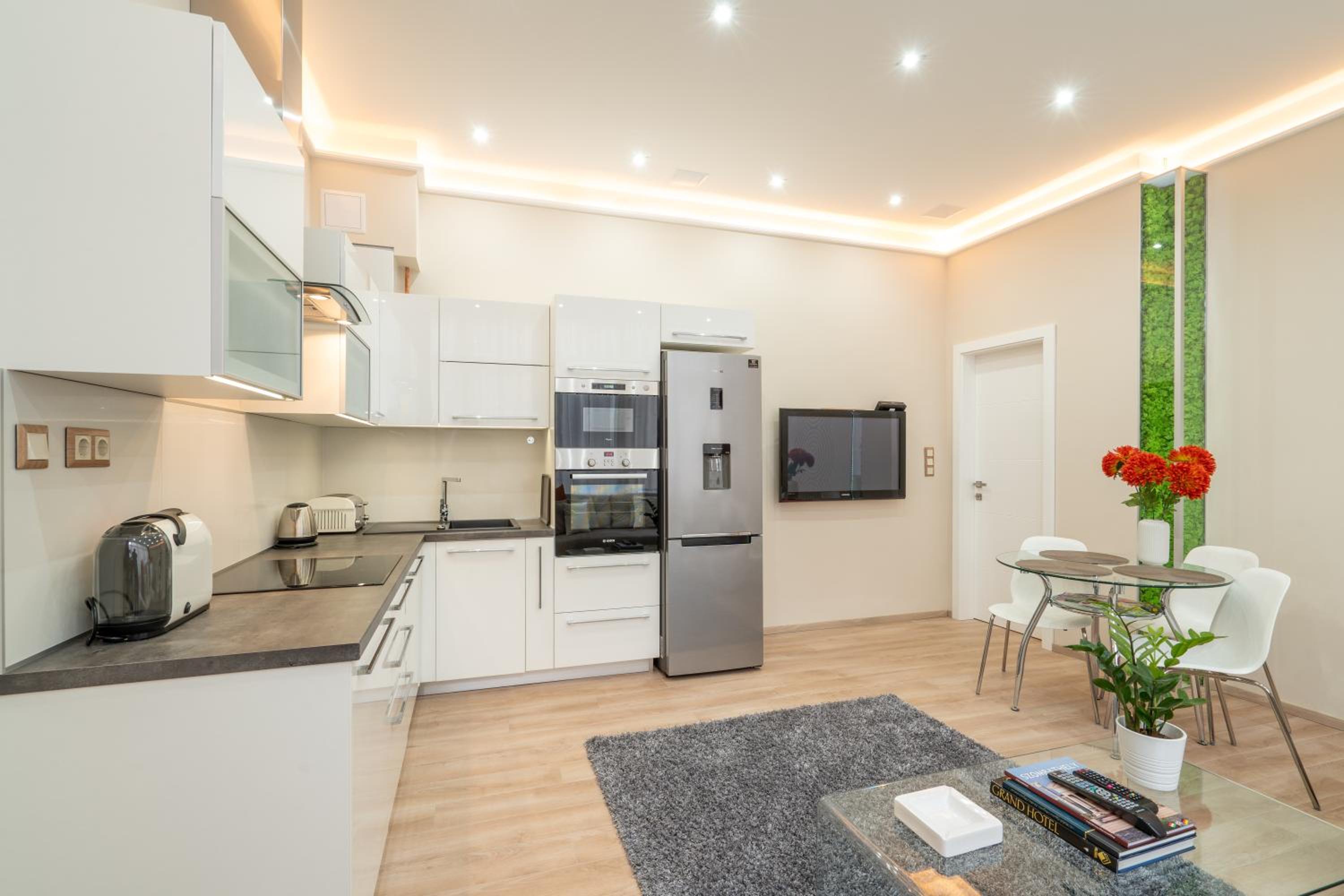 Modern, Quiet & Cozy Apartment in the middle of Downtown near Danube at Fashion street view 3