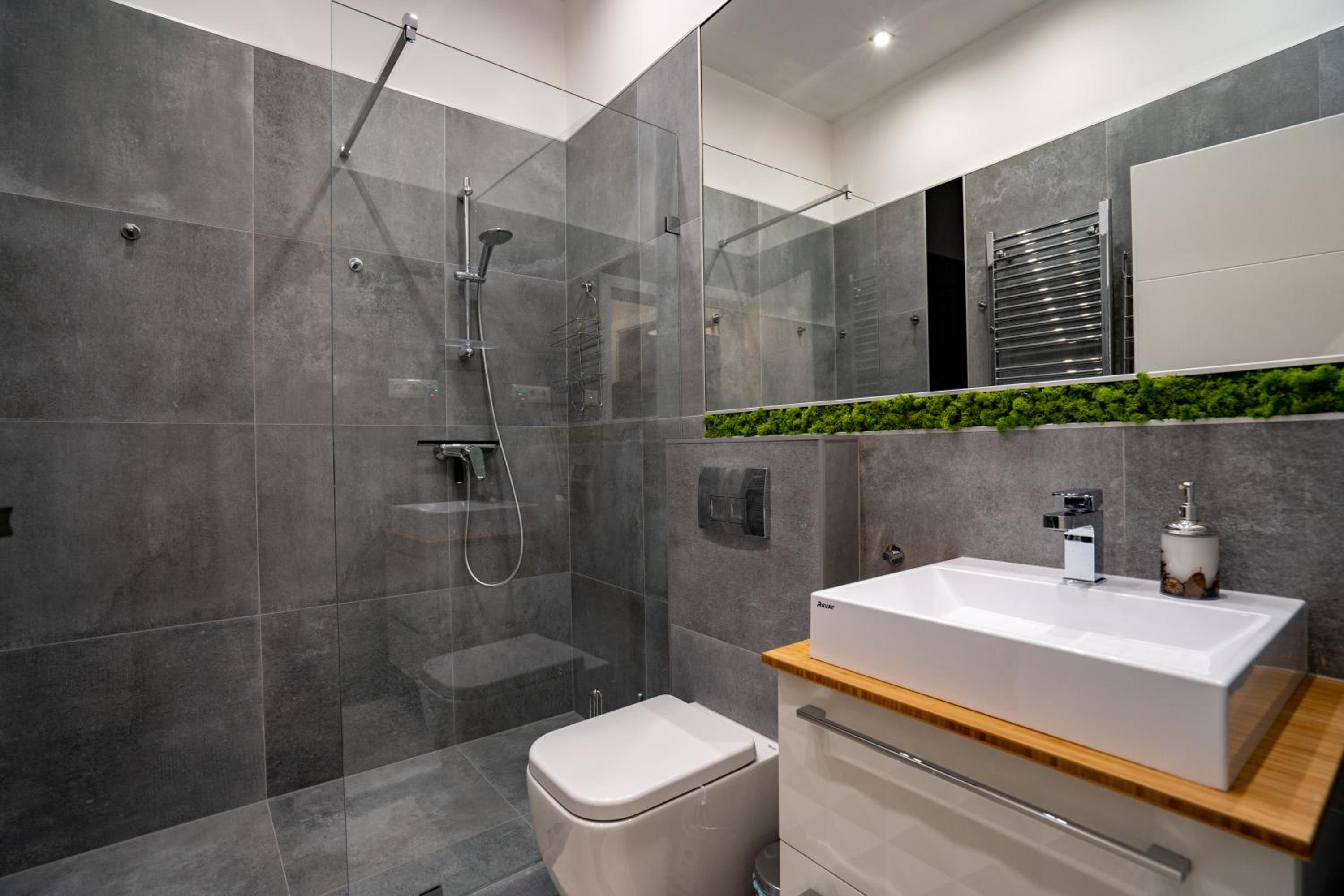 Modern, Quiet & Cozy Apartment in the middle of Downtown near Danube at Fashion street view 2
