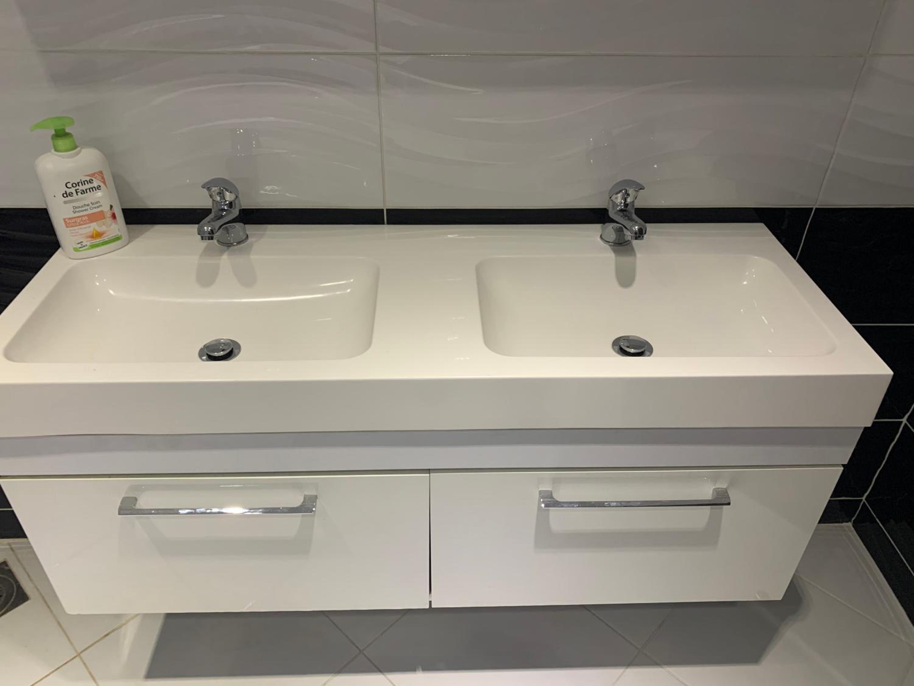 LUXURY SUITES MARKOV