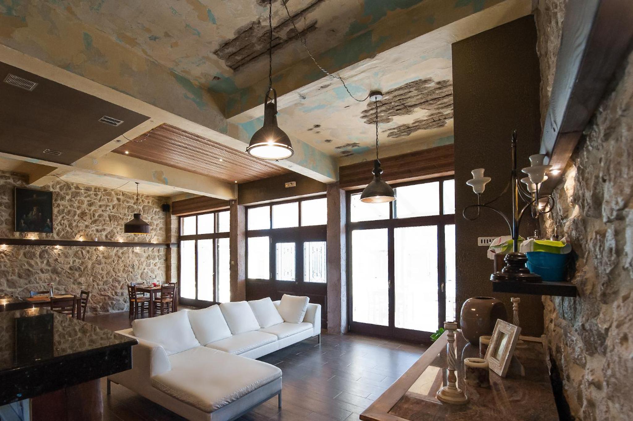 Polys Guest House