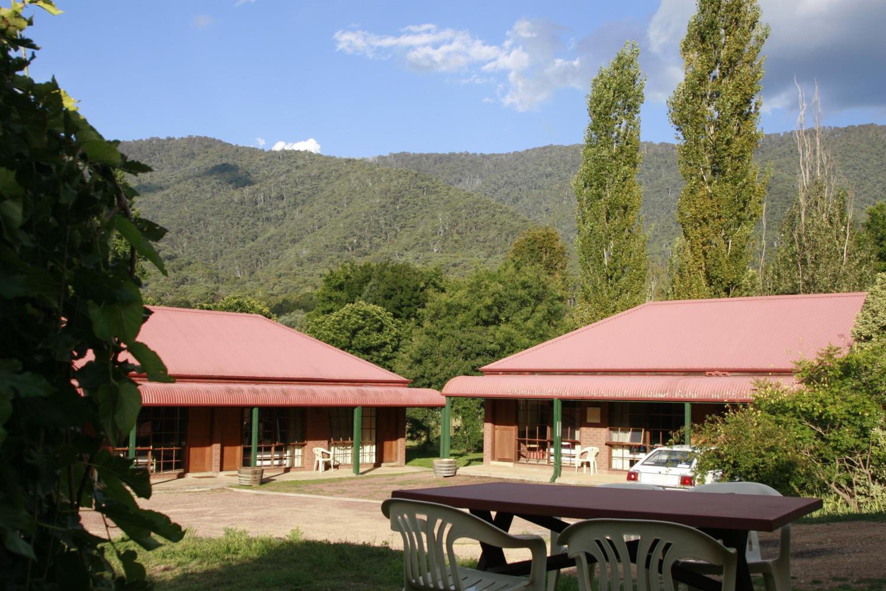 Snowline Motel