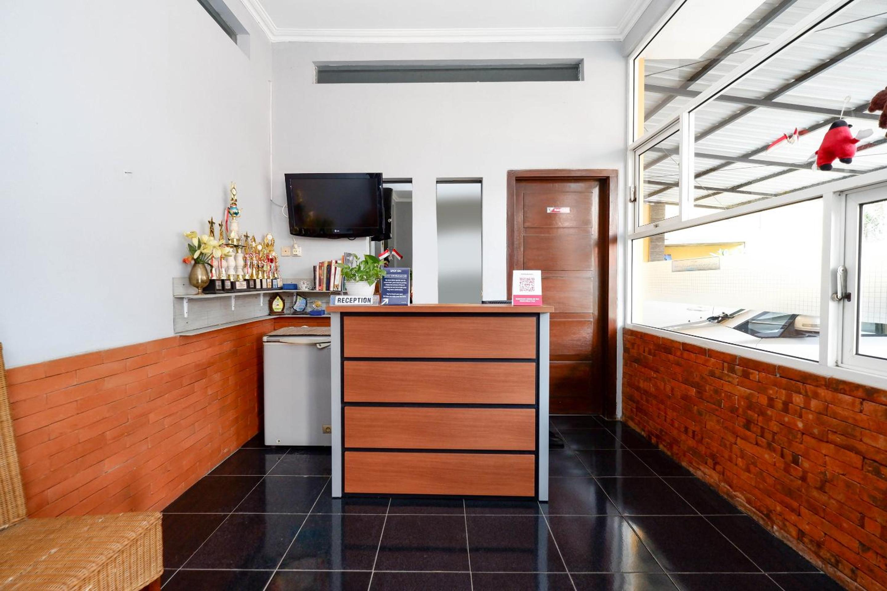 Solo Vacations - SUPER OYO 2209 Solo Point Guest House Syariah - Property Image 2