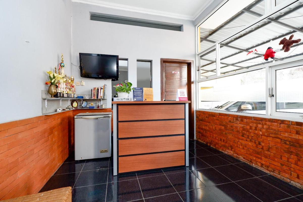 Solo Vacations - SUPER OYO 2209 Solo Point Guest House Syariah - Property Image 3