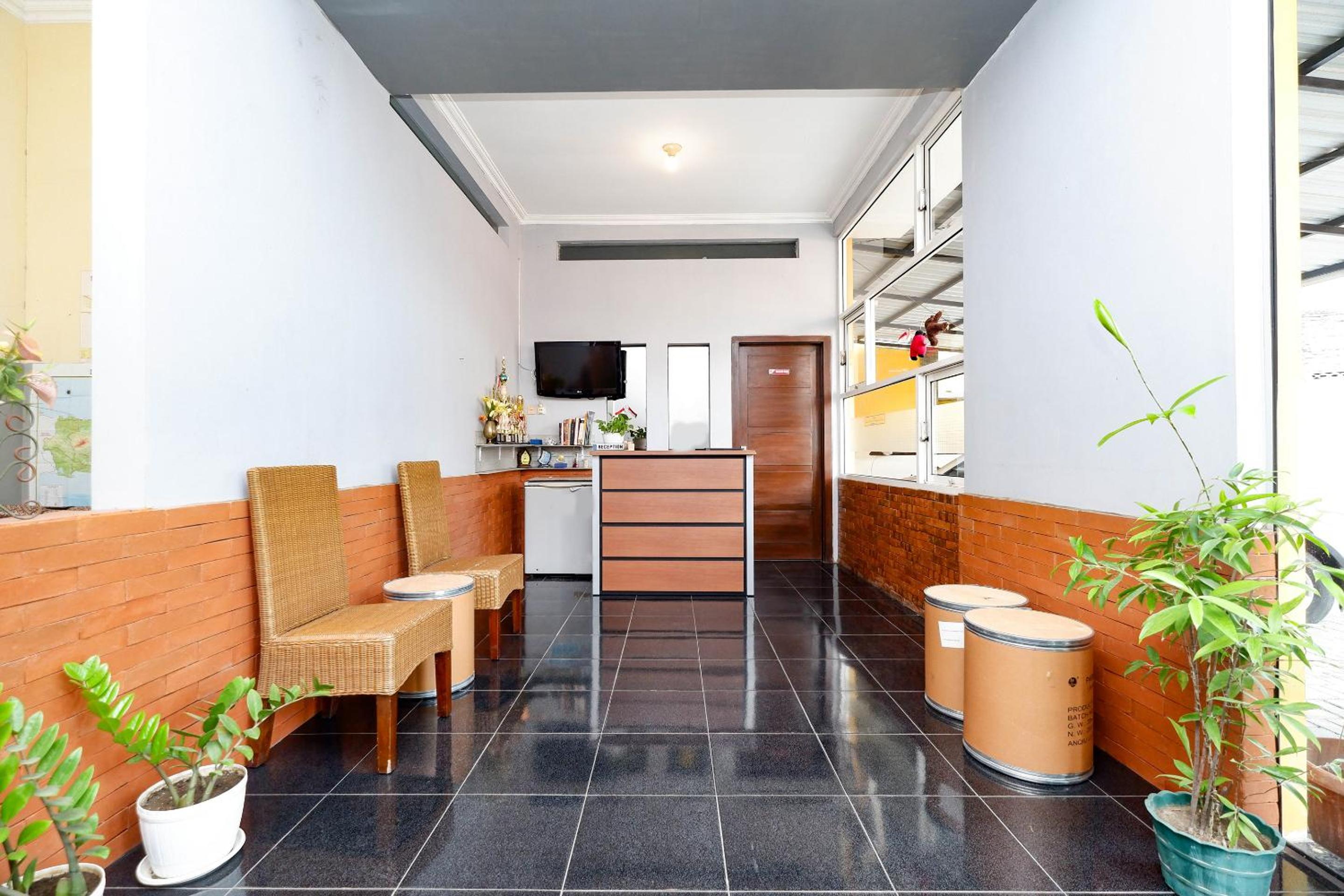 Solo Vacations - SUPER OYO 2209 Solo Point Guest House Syariah - Property Image 3